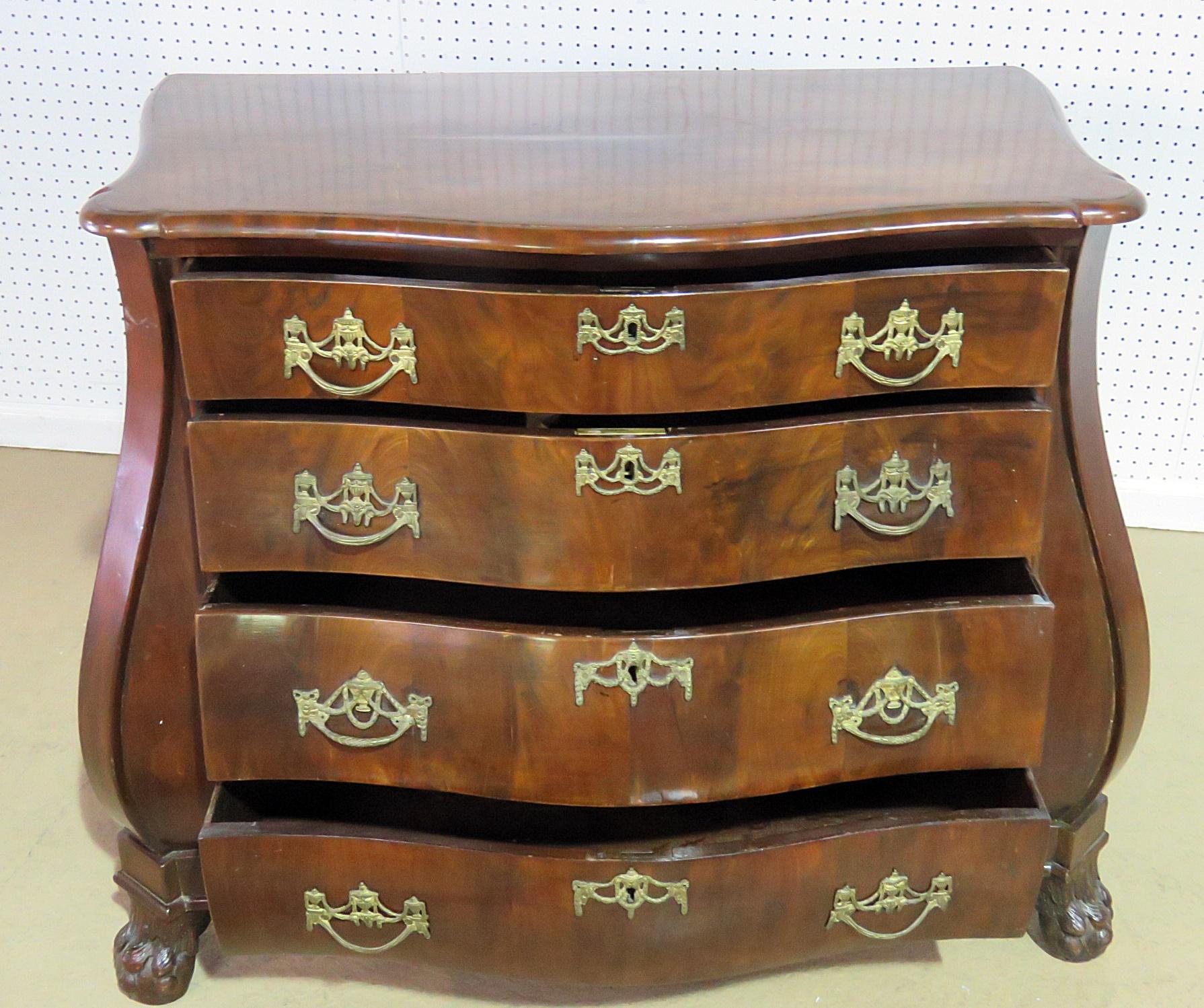 18th Century Dutch Bombe Walnut Commode Dresser Chest of Drawers In Good Condition In Swedesboro, NJ