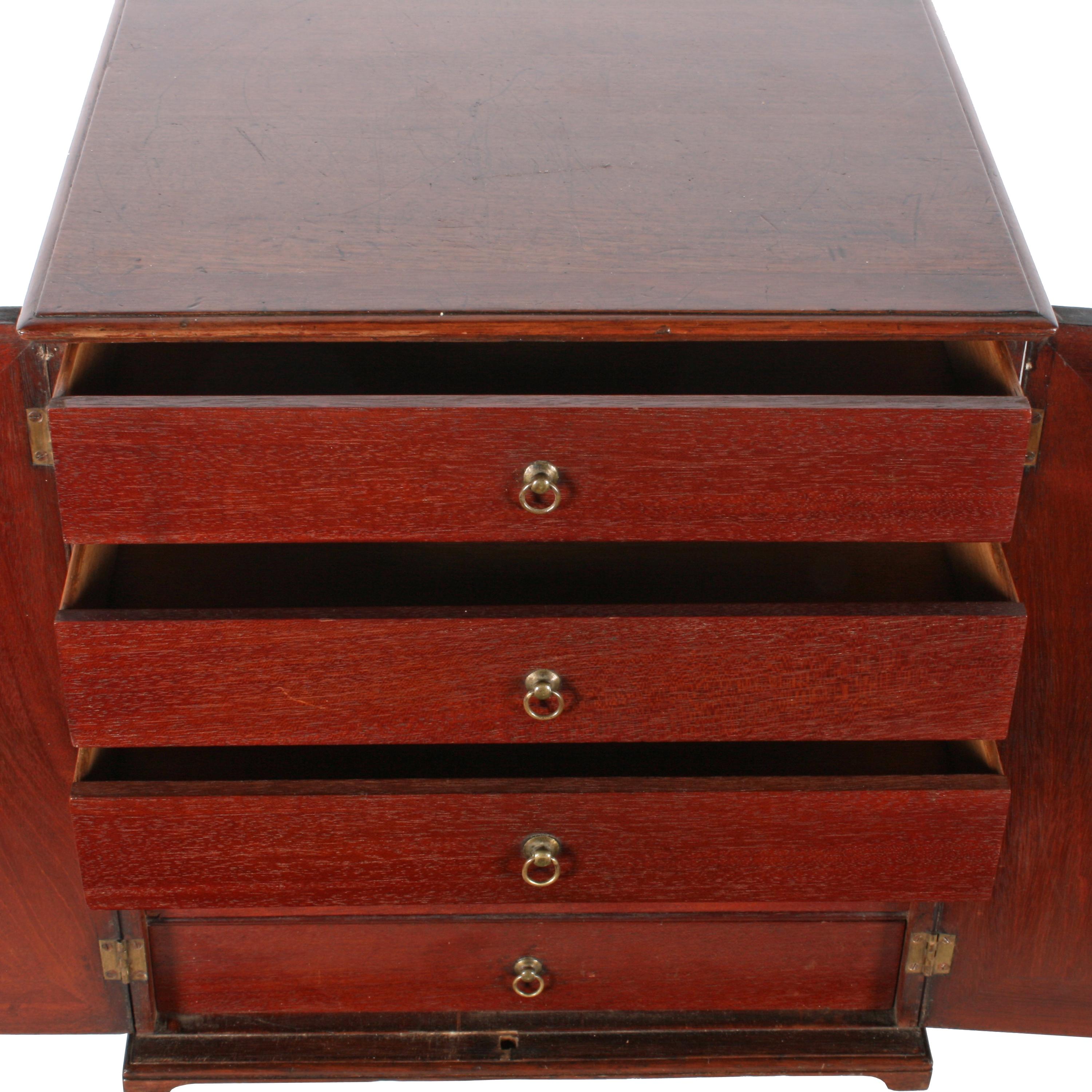 18th Century Georgian Mahogany Table Cabinet Of Six Drawers In Good Condition For Sale In Newcastle Upon Tyne, GB