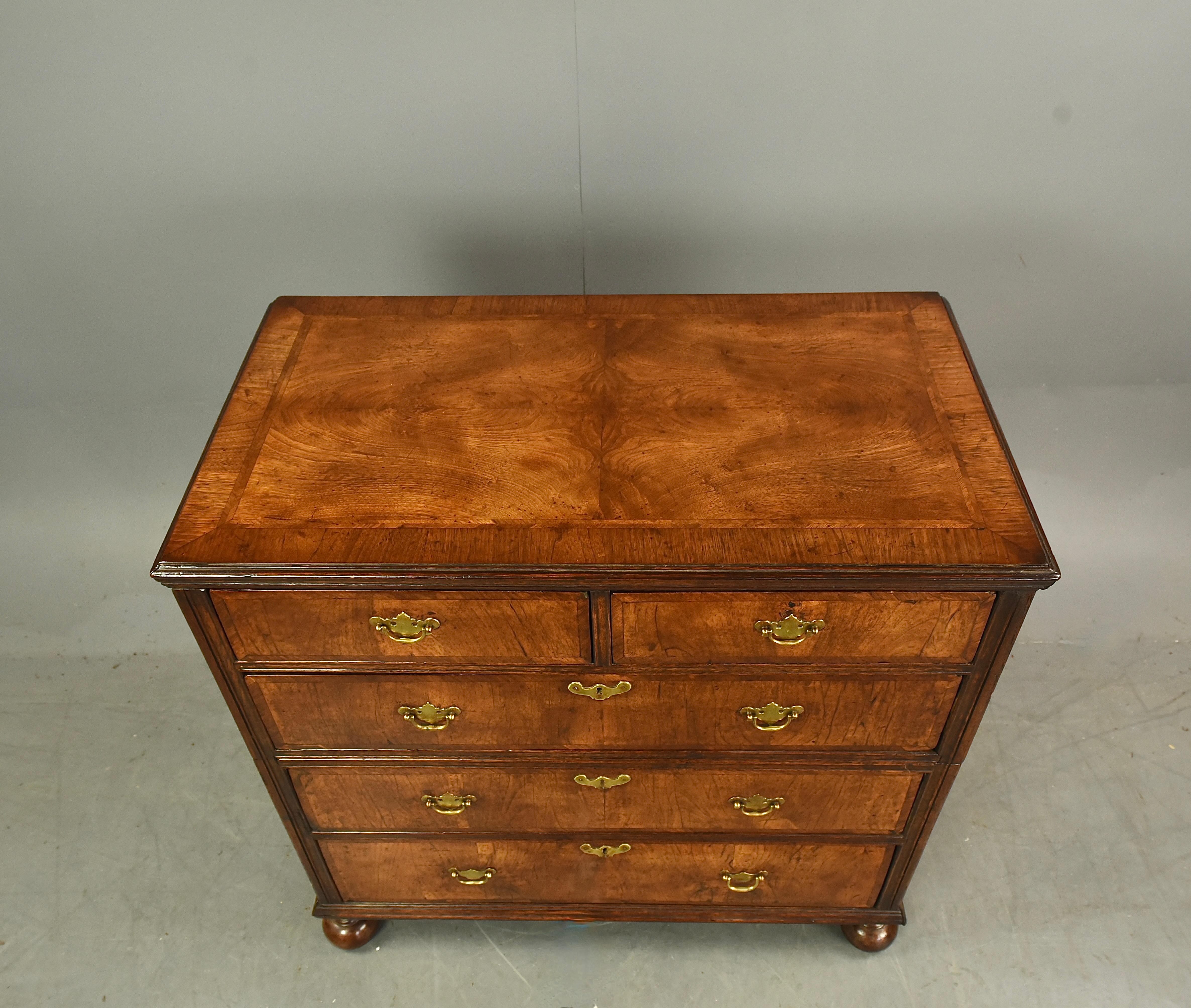 18th century Georgian walnut commode chest of drawers  In Good Condition In Chelmsford, GB