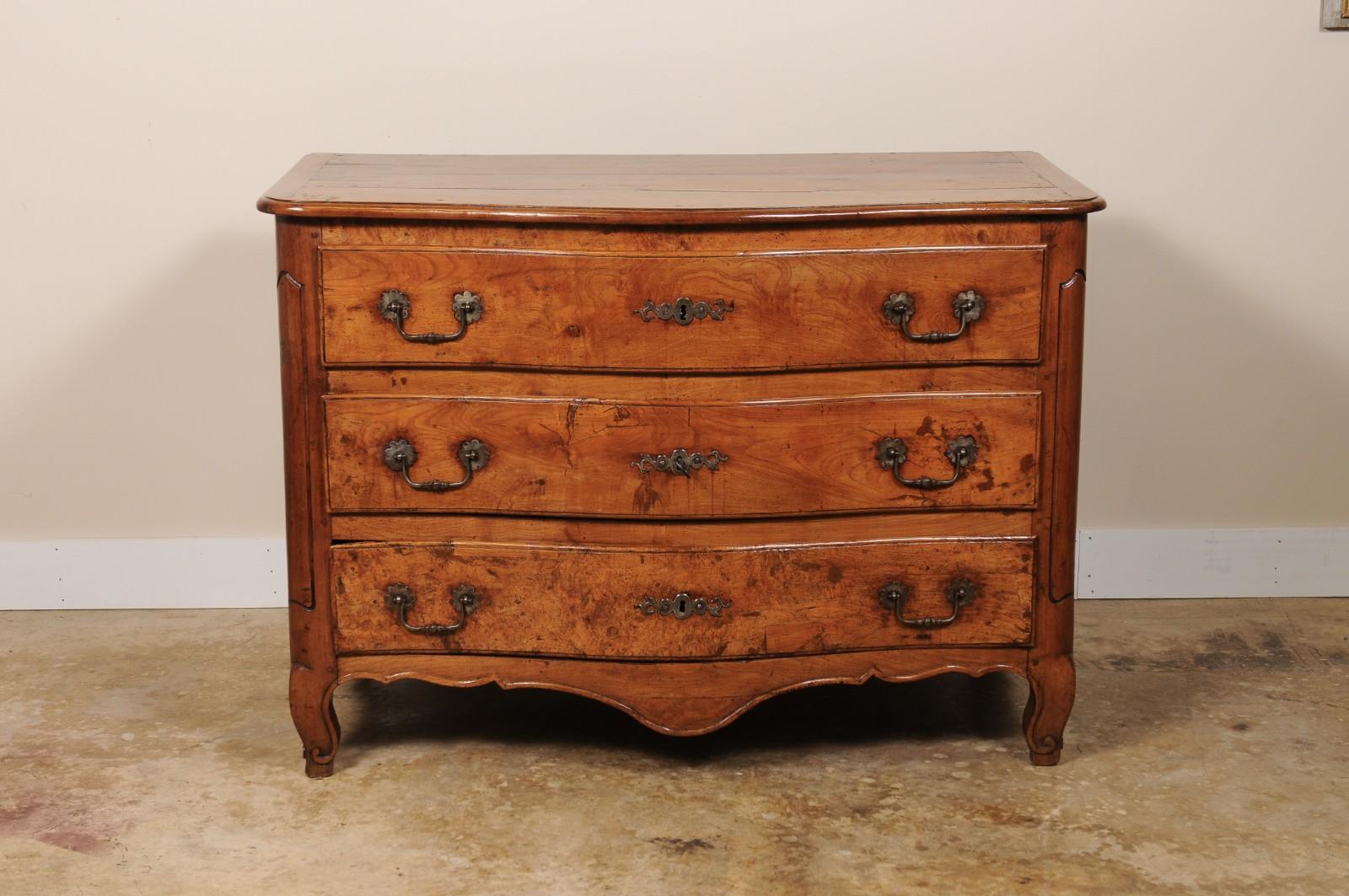18th Century Georgian  Walnut Serpentine Chest of Drawers Commode For Sale 3