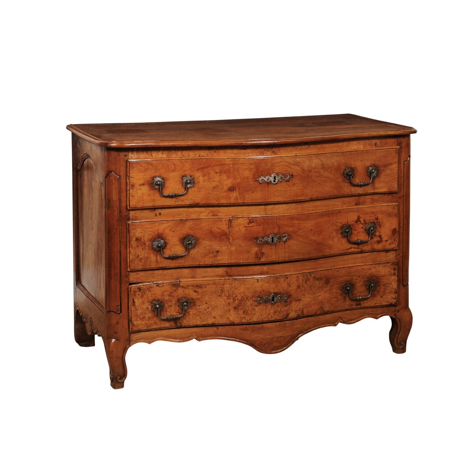 18th Century Georgian  Walnut Serpentine Chest of Drawers Commode For Sale 4