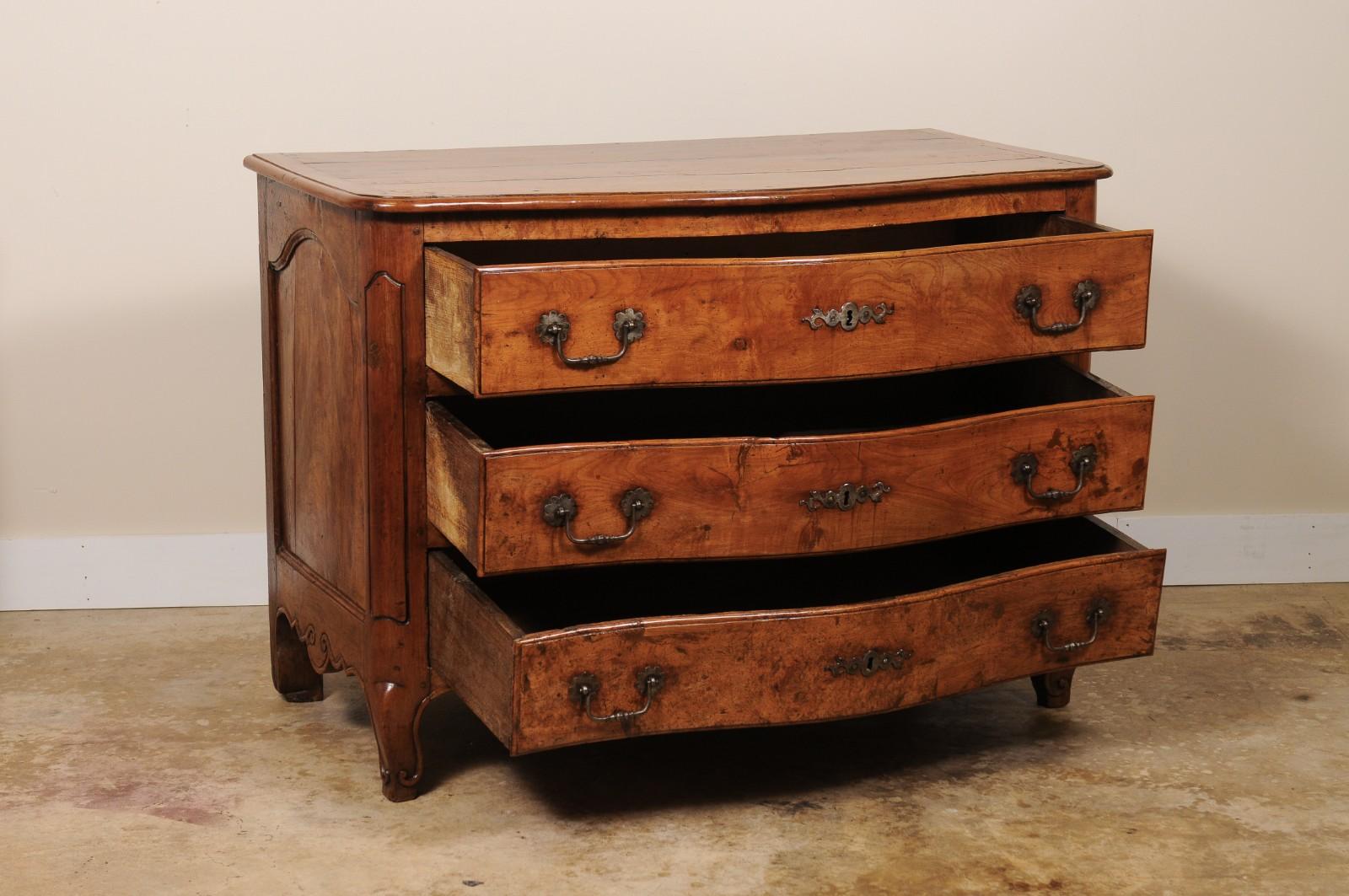 English 18th Century Georgian  Walnut Serpentine Chest of Drawers Commode For Sale