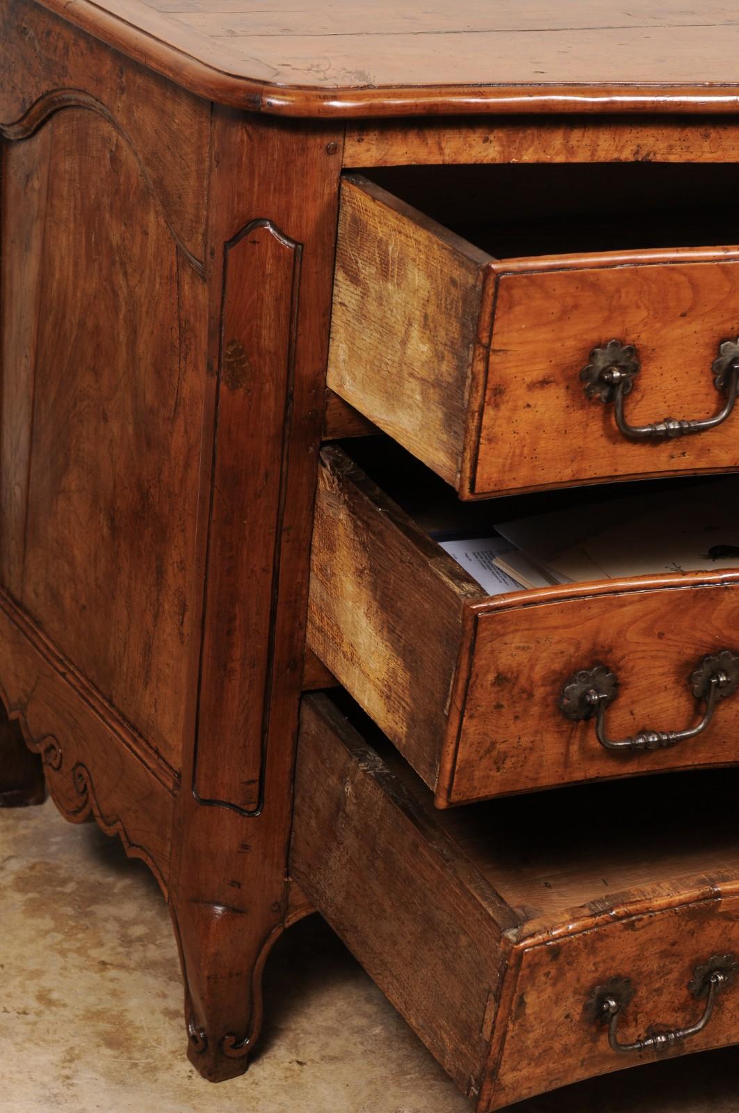 Hand-Carved 18th Century Georgian  Walnut Serpentine Chest of Drawers Commode For Sale
