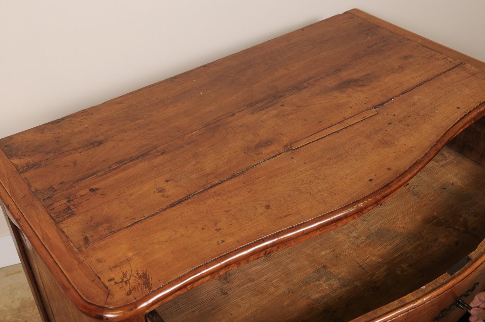 18th Century Georgian  Walnut Serpentine Chest of Drawers Commode In Distressed Condition For Sale In Atlanta, GA