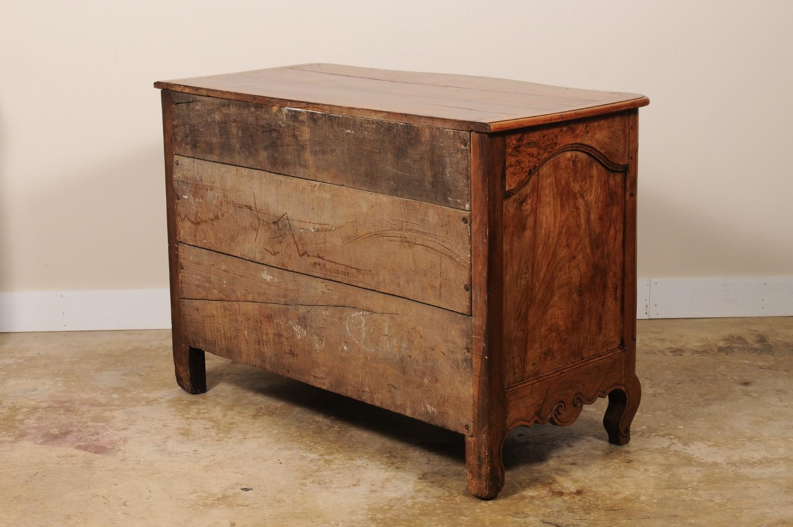 18th Century and Earlier 18th Century Georgian  Walnut Serpentine Chest of Drawers Commode For Sale