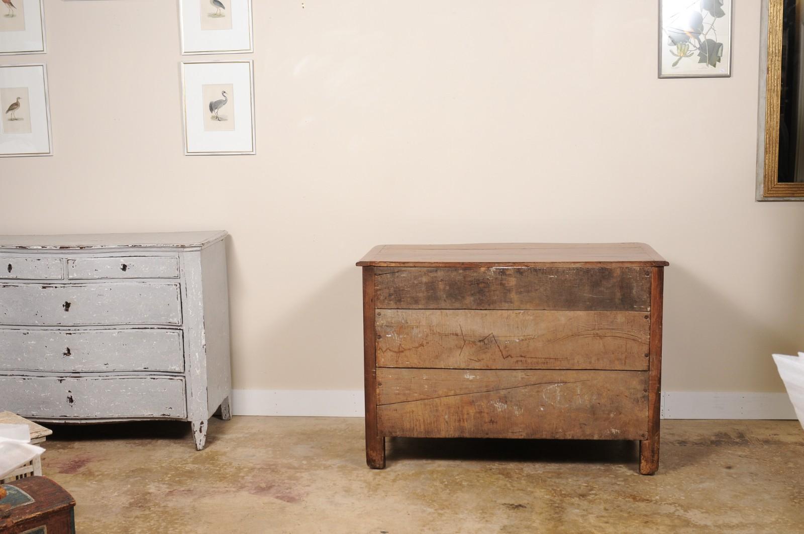 Wood 18th Century Georgian  Walnut Serpentine Chest of Drawers Commode For Sale