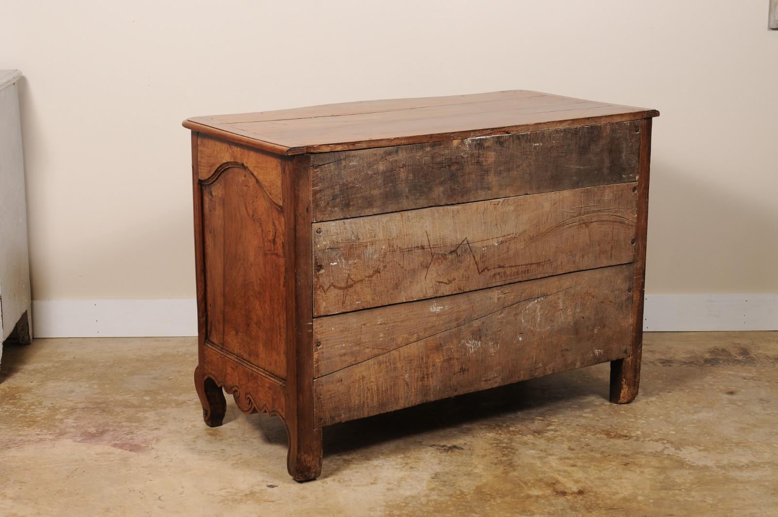 18th Century Georgian  Walnut Serpentine Chest of Drawers Commode For Sale 1