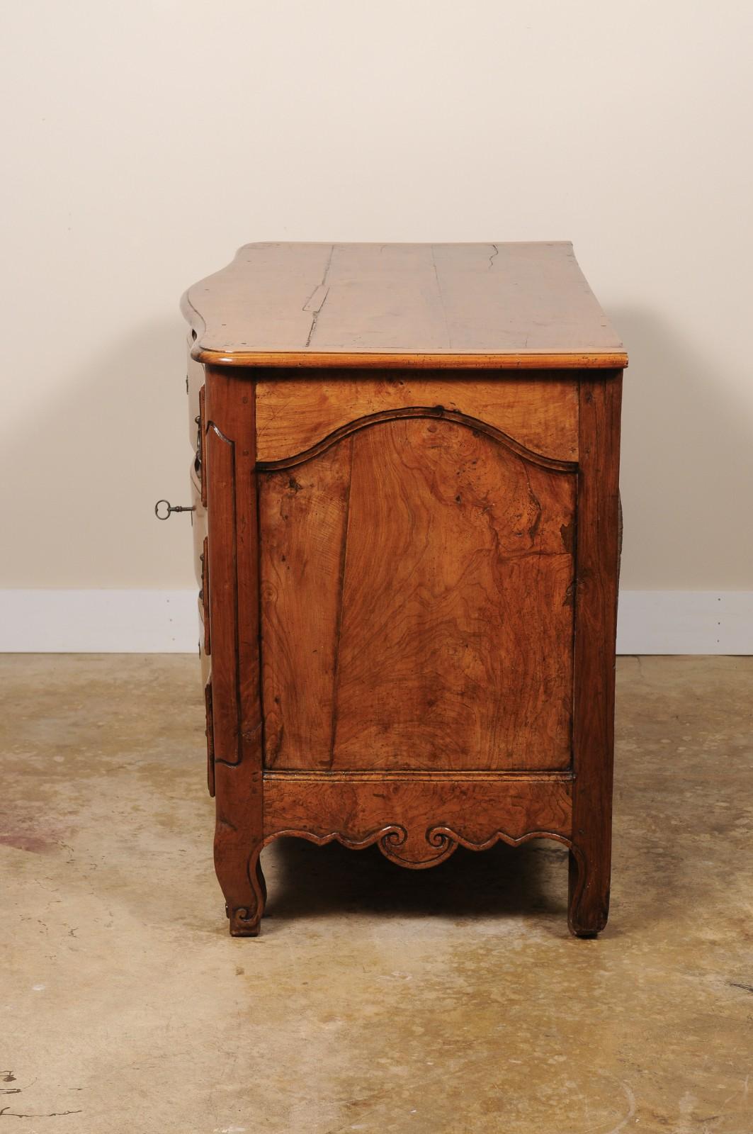 18th Century Georgian  Walnut Serpentine Chest of Drawers Commode For Sale 2