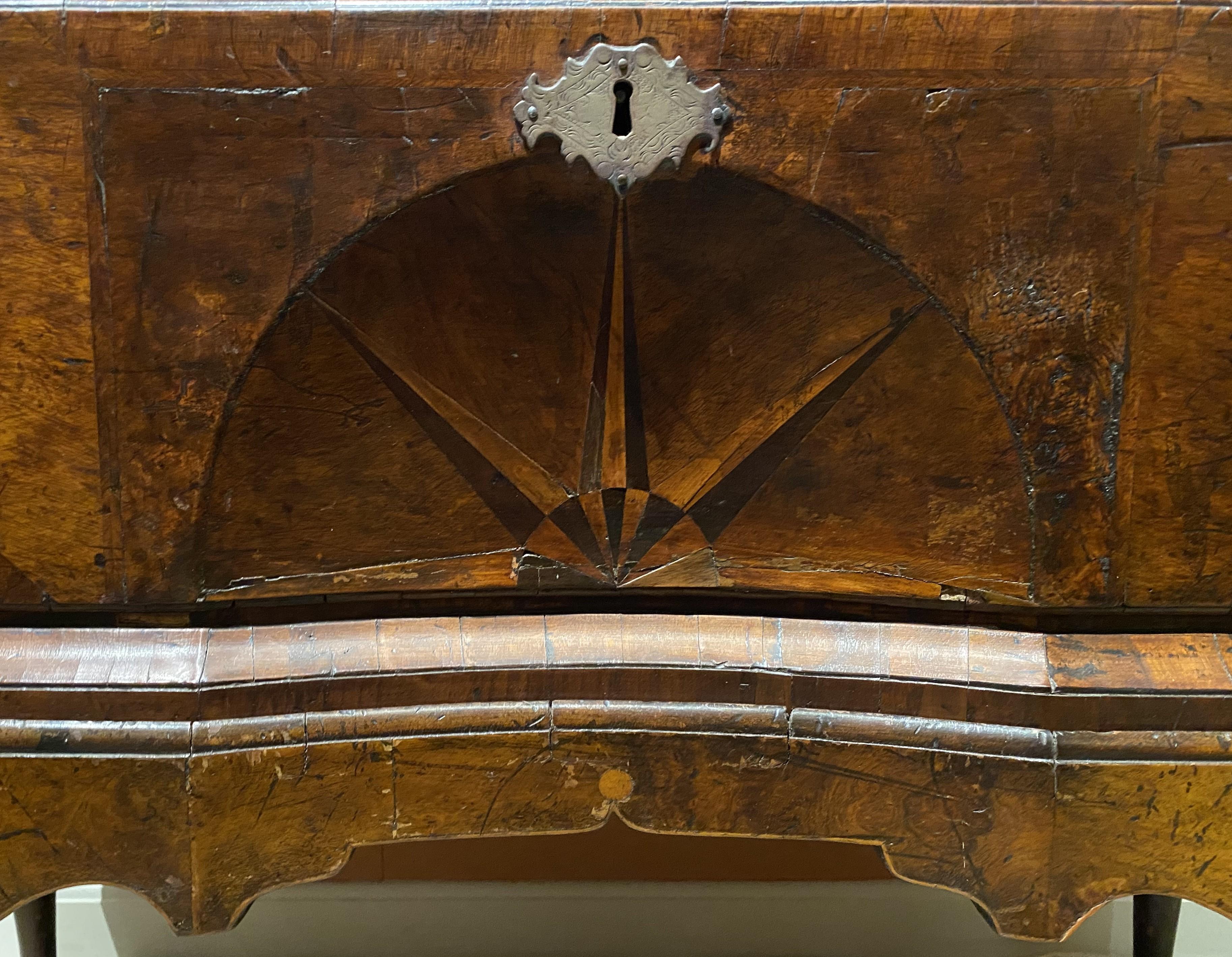 Grand coffre en noyer géorgien du XVIIIe siècle sur Stand avec incrustation d'étoiles radiales en vente 1