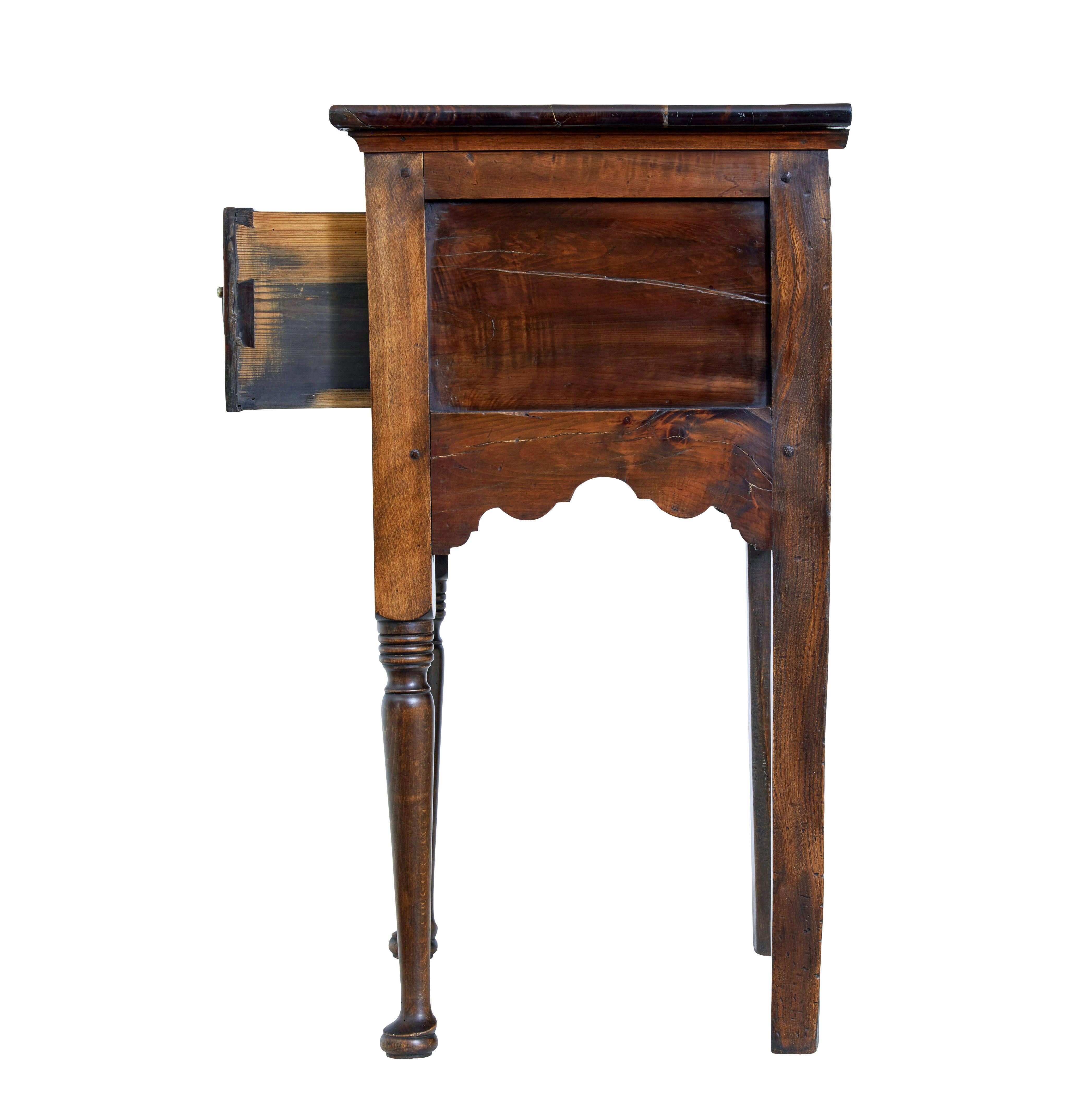Comò georgiano in legno di tasso del XVIII secolo In condizioni buone in vendita a Debenham, Suffolk