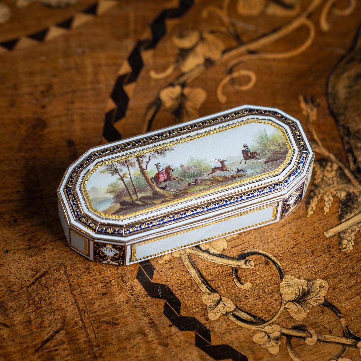 Ancienne tabatière allemande du XVIIIe siècle en or 18 carats et émail peint à la main. De forme rectangulaire avec des angles, cette tabatière exquise est dotée d'un couvercle méticuleusement conçu. En son centre, une plaque émaillée représente une