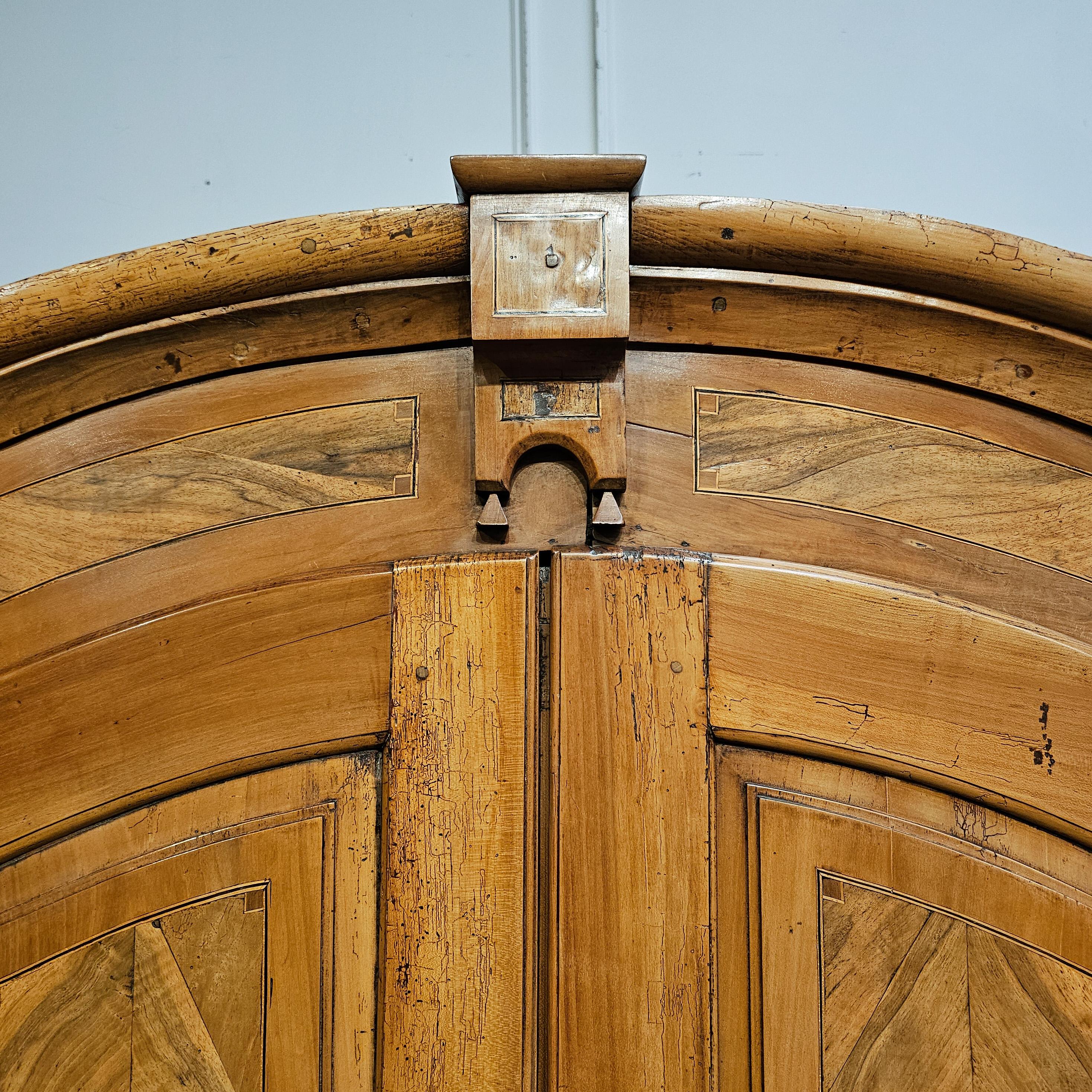 Bonito armario de madera de frutal alemana del siglo XVIII. El interior puede reconfigurarse para colgar o para estanterías si se solicita. 1780.

Referencia: 8477

Dimensiones
67 pulgadas (170 cms) de ancho
21 pulgadas (53 cms) de profundidad
203