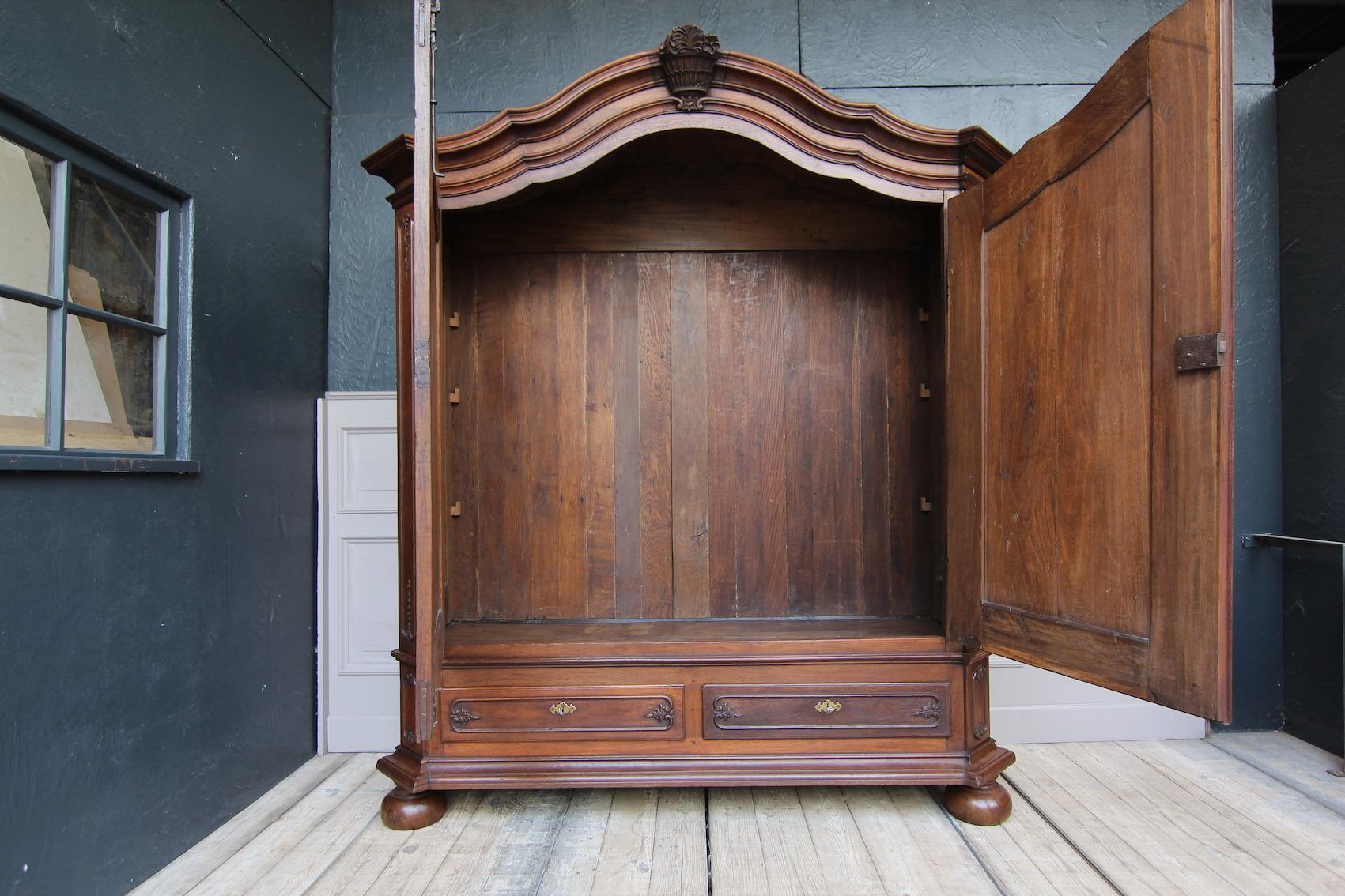 18th Century German Baroque Armoire Made of Oak For Sale 8