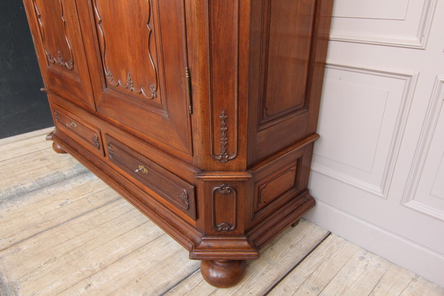 Hand-Carved 18th Century German Baroque Armoire Made of Oak For Sale