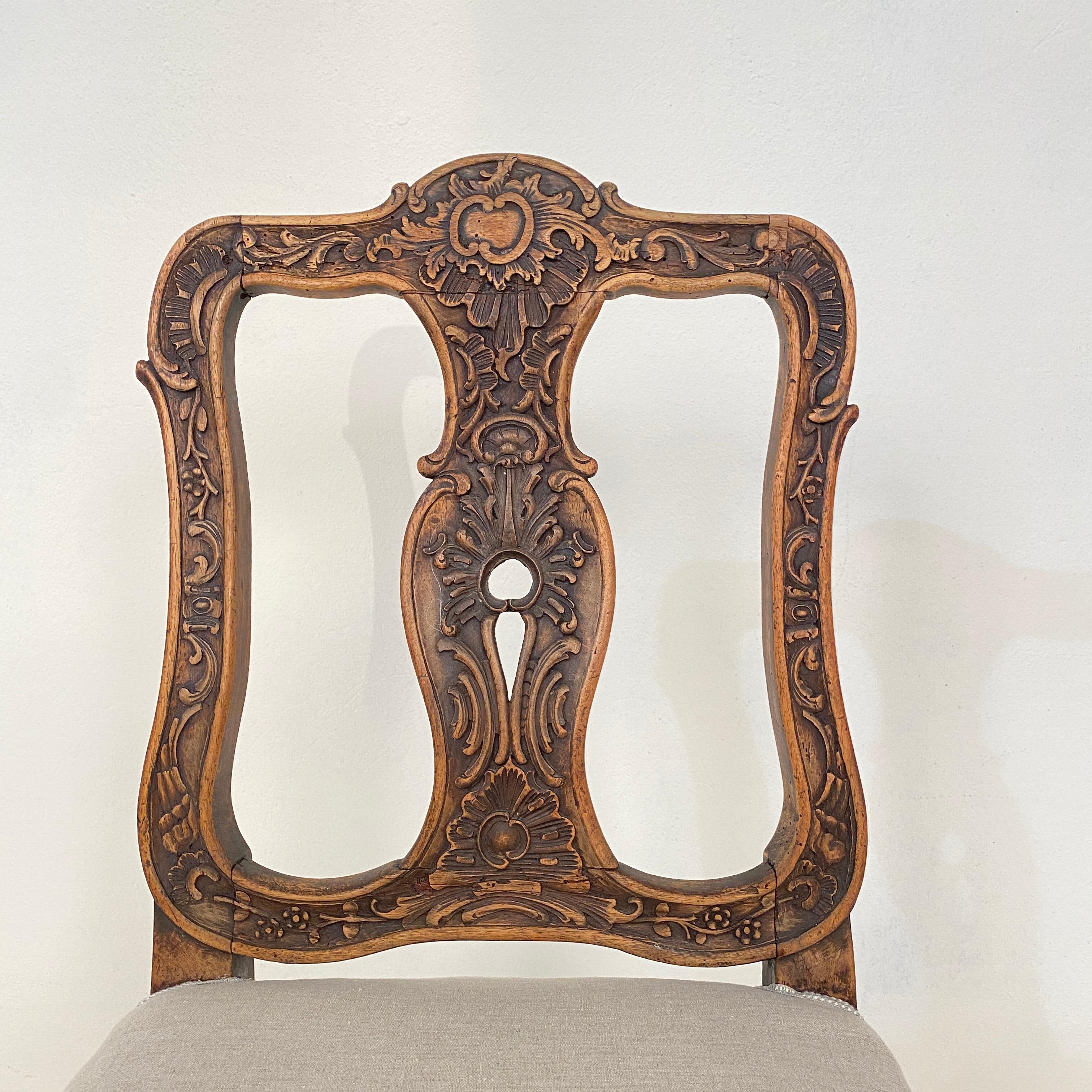 This 18th century German Baroque chair was made circa 1740 in South Germany.
It is beautifully carved in walnut and in its stunning original condition.
A unique piece which is a great eye-catcher for your antique, modern, Space Age or midcentury