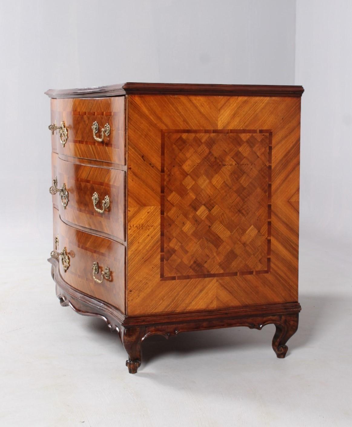 Late baroque, tansition or early classicism chest of drawers

Germany (Mainfranken)
Walnut
around 1760-1770

Dimensions: H x W x D: 87 x 114 x 66 cm

Description:
Curved feet ending in volutes and curved elaborated base section of solid