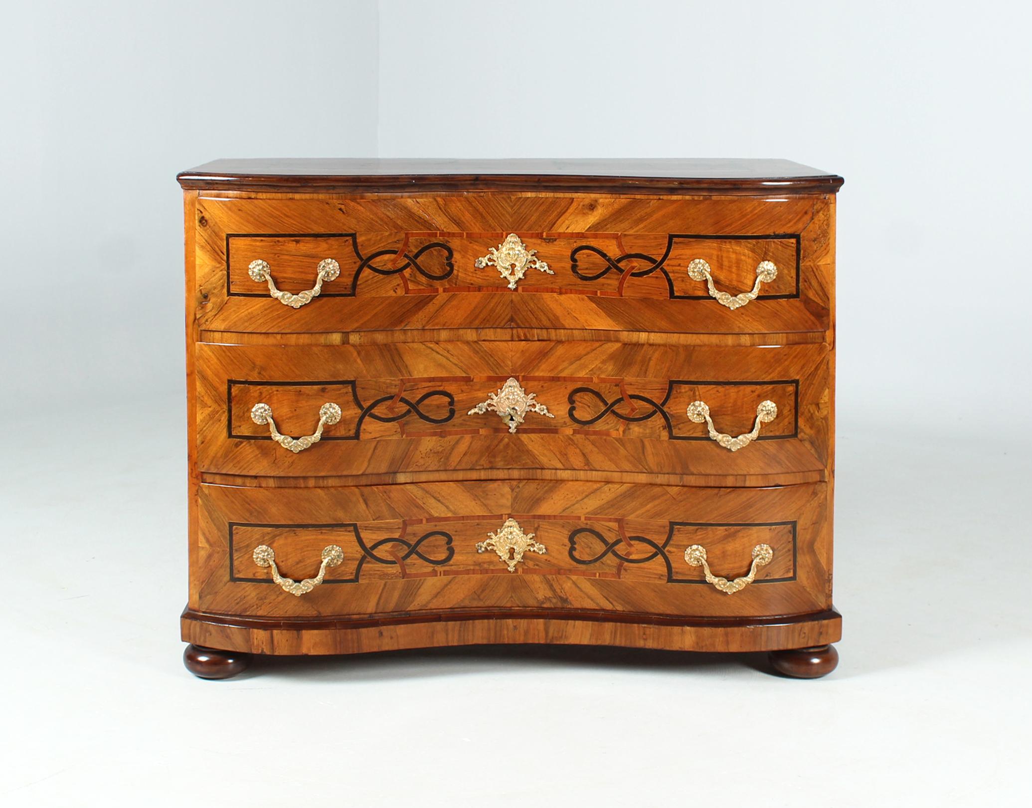 South German Baroque Commode with central lock

Southern Germany (Munich)
Walnut a.o.
Baroque around 1750

Dimensions: H x W x D: 83 x 109 x 55 cm

Description:
Beautiful southern German baroque chest of drawers in pleasing