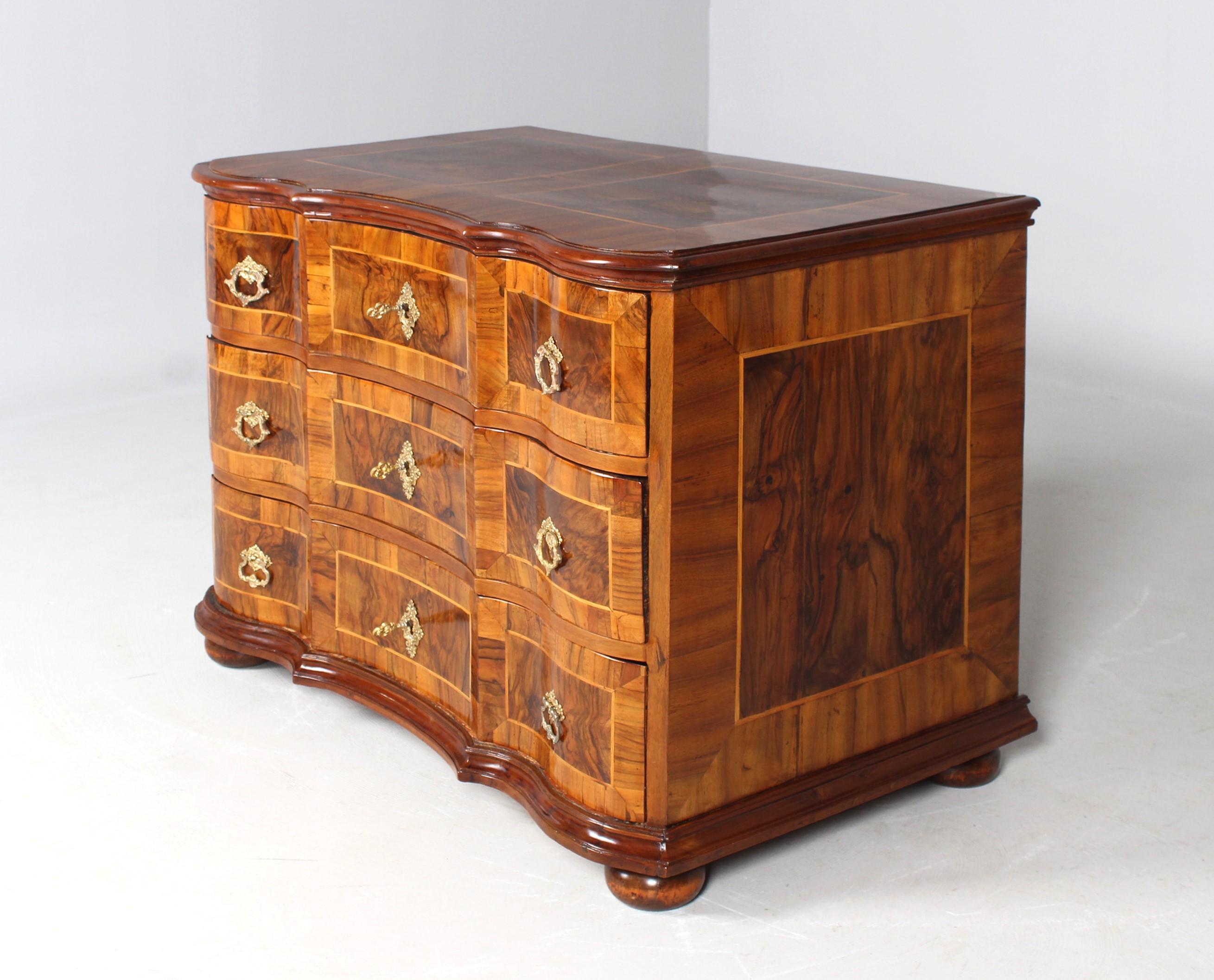 Antique baroque chest of drawers from the 18th century

Middle Germany
Walnut
Baroque around 1760

Dimensions: H x W x D: 78 x 106 x 63 cm

Description:
Three-bowl piece of furniture standing on squeeze feet.
Multiple curved and buckled