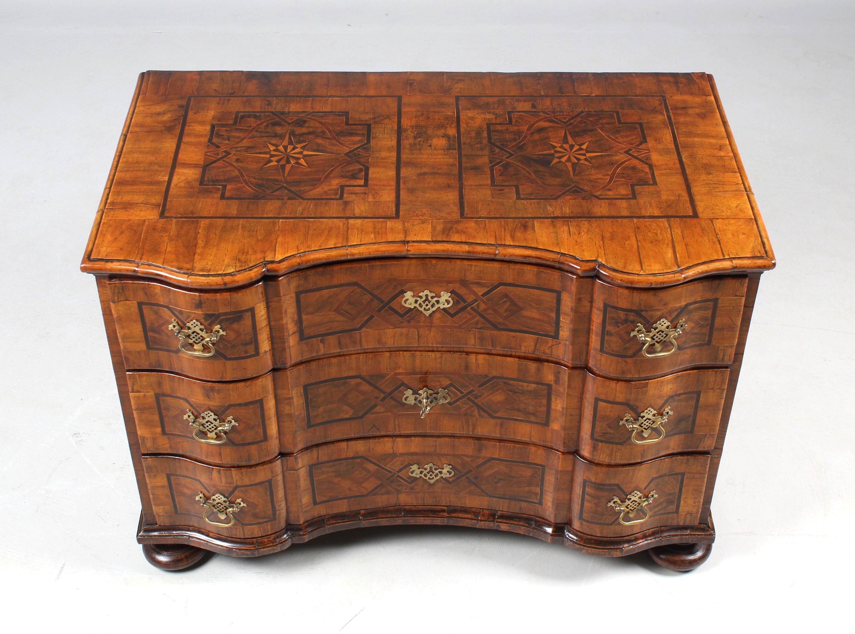 Antique Baroque Commode with Patina
Southern Germany
Walnut a.o.
Middle 18th century

Dimensions: H x W x D: 87 x 123 x 69 cm

Description:
Three-drawer chest of drawers standing on squeeze feet with a curved and bent furniture front.

The