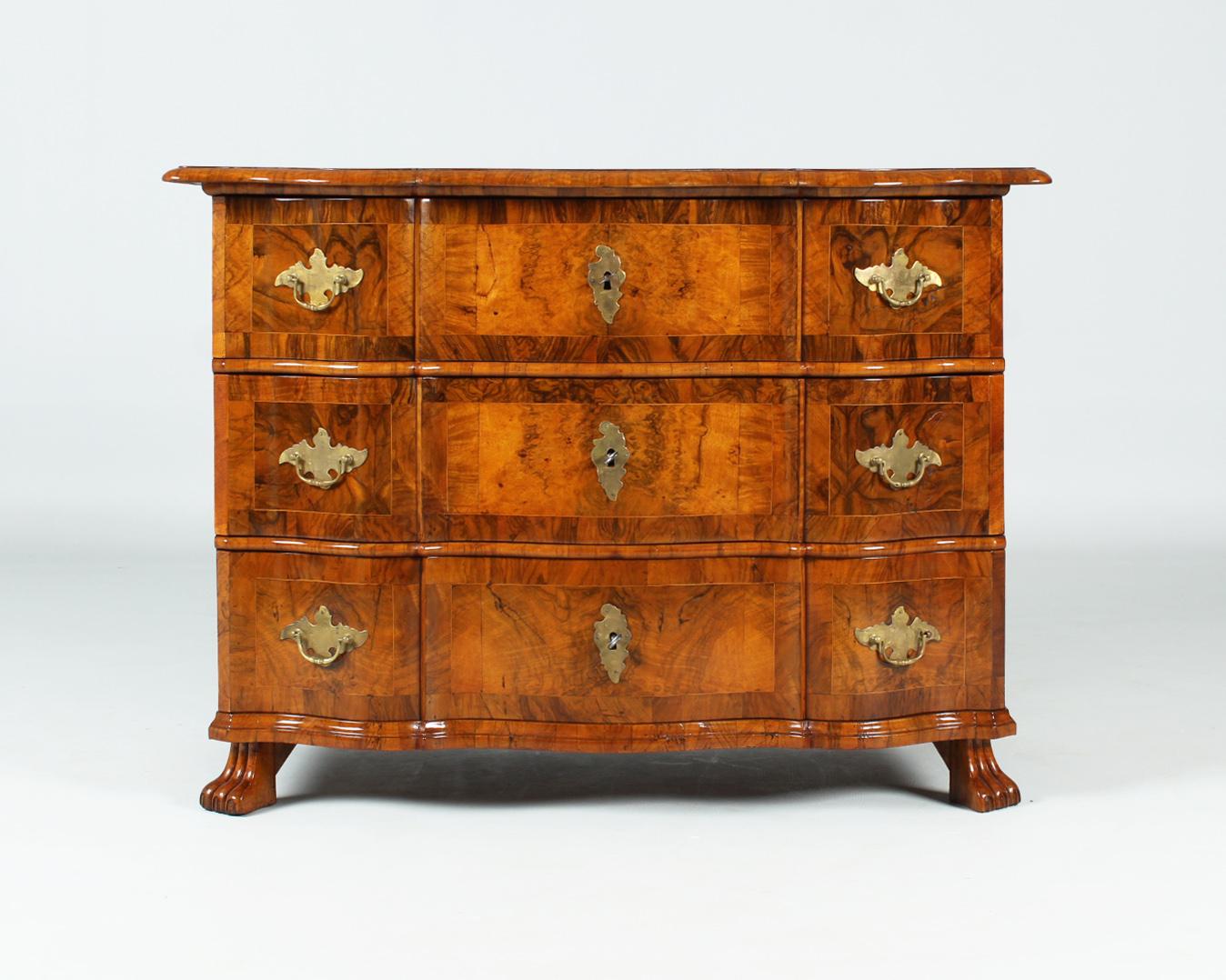 Antique Baroque Commode with Marquetry

Central German
Walnut a.o.
Baroque around 1760

Dimensions: H x W x D: 85 x 116 x 66 cm

Description:
Three-bay piece of furniture standing on feet worked out as lion's paws.

Very elegant furniture