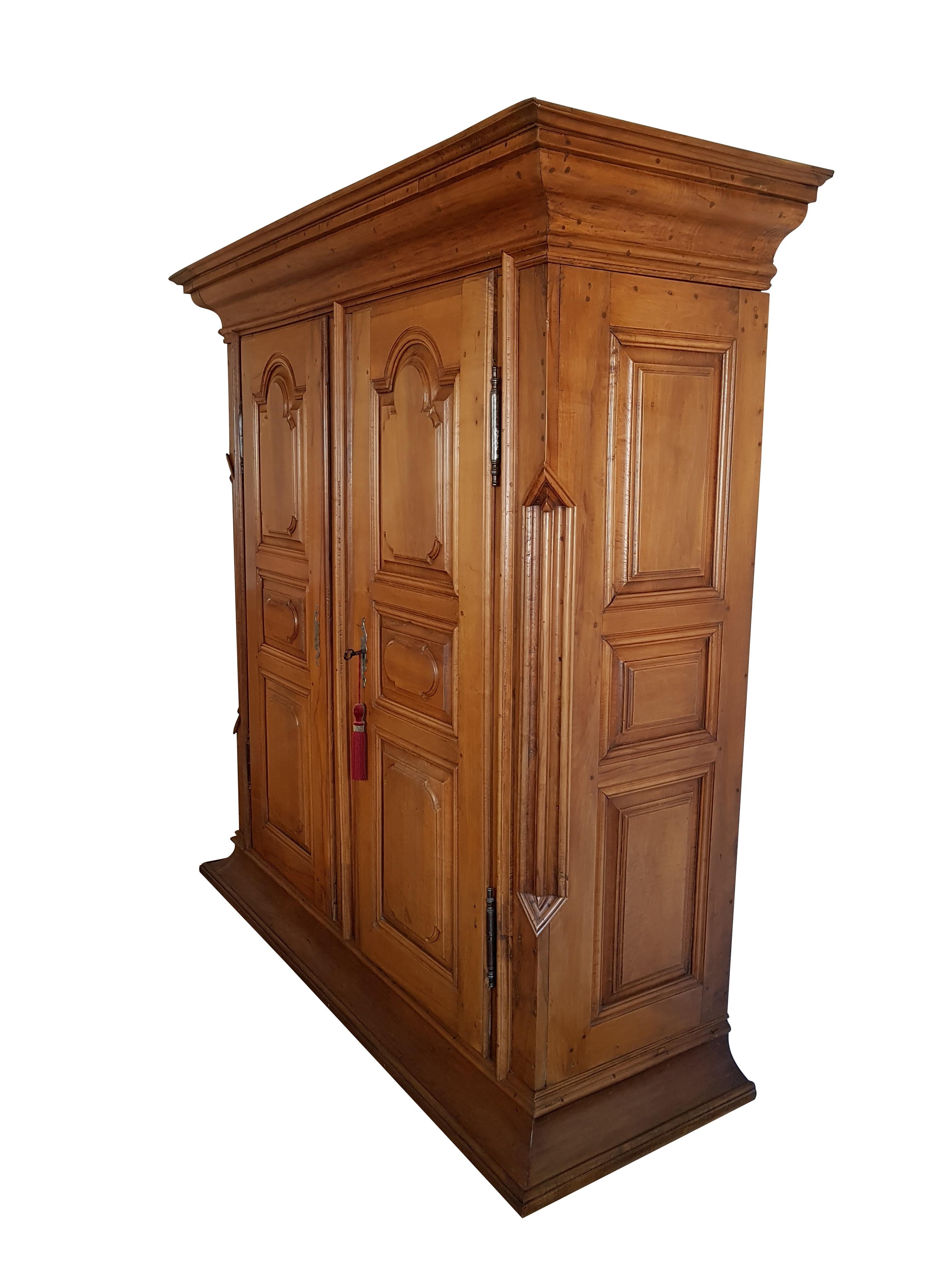 18. Jahrhundert Deutscher Barock Birnbaum  Kleiderschrank Westpfalz im Zustand „Gut“ im Angebot in Kleinfischlingen, DE