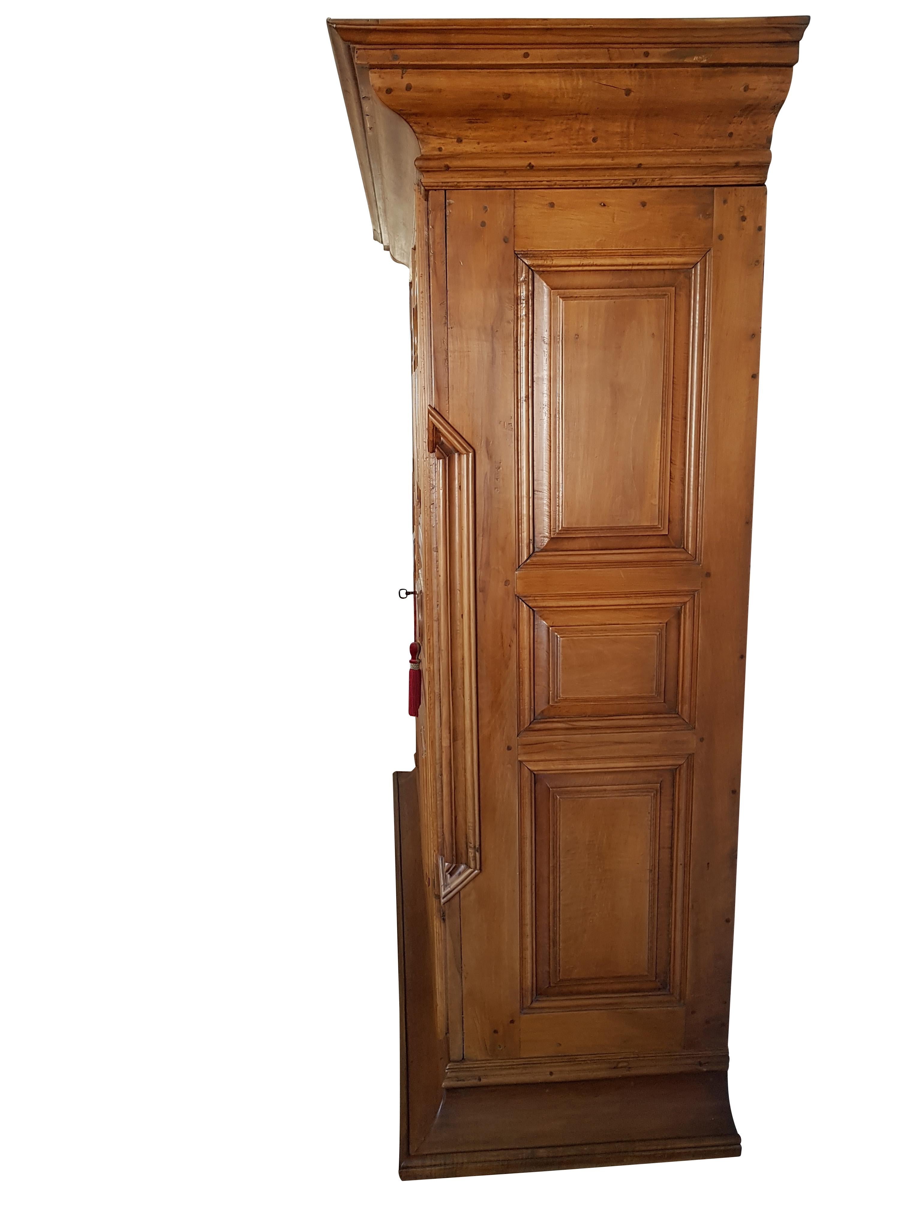 18. Jahrhundert Deutscher Barock Birnbaum  Kleiderschrank Westpfalz (Birnbaumholz) im Angebot