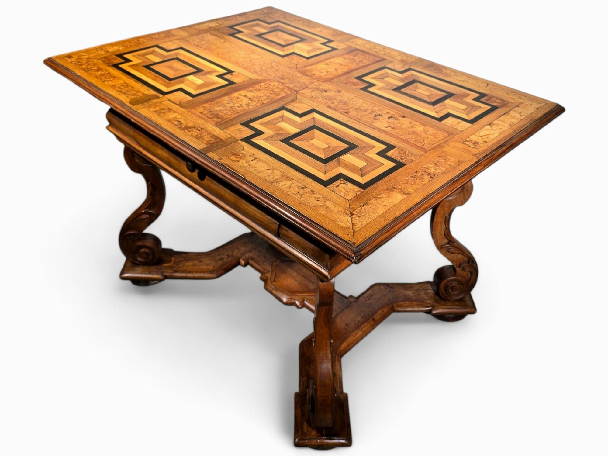 Mesa barroca alemana del siglo XVIII en venta 7
