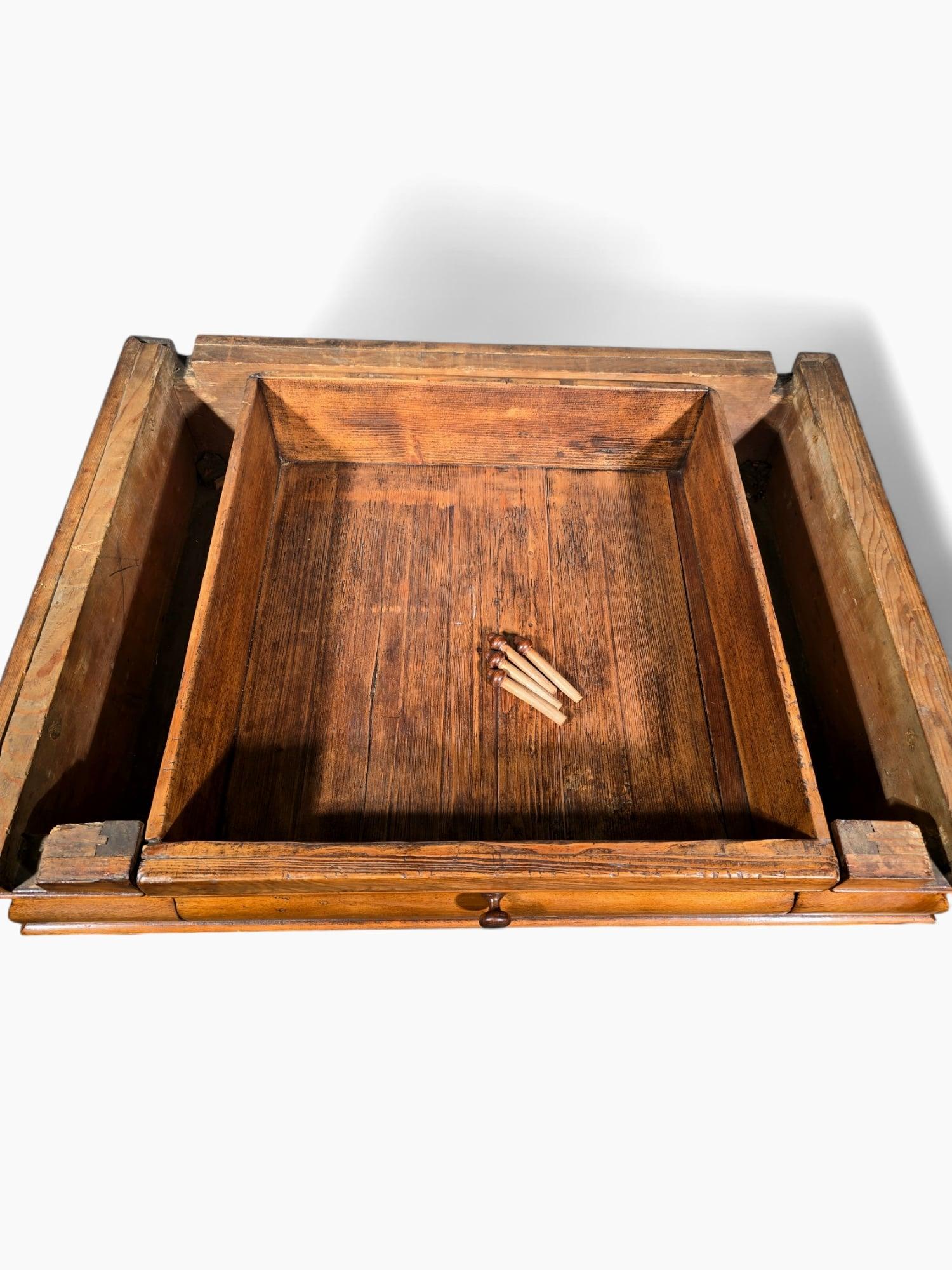 Esta singular mesa barroca se fabricó en el sur de Alemania hacia 1740, lo que representa el apogeo de la artesanía del siglo XVIII. El tablero de la mesa está adornado con una exquisita marquetería de nogal y tejo, que muestra intrincados dibujos y