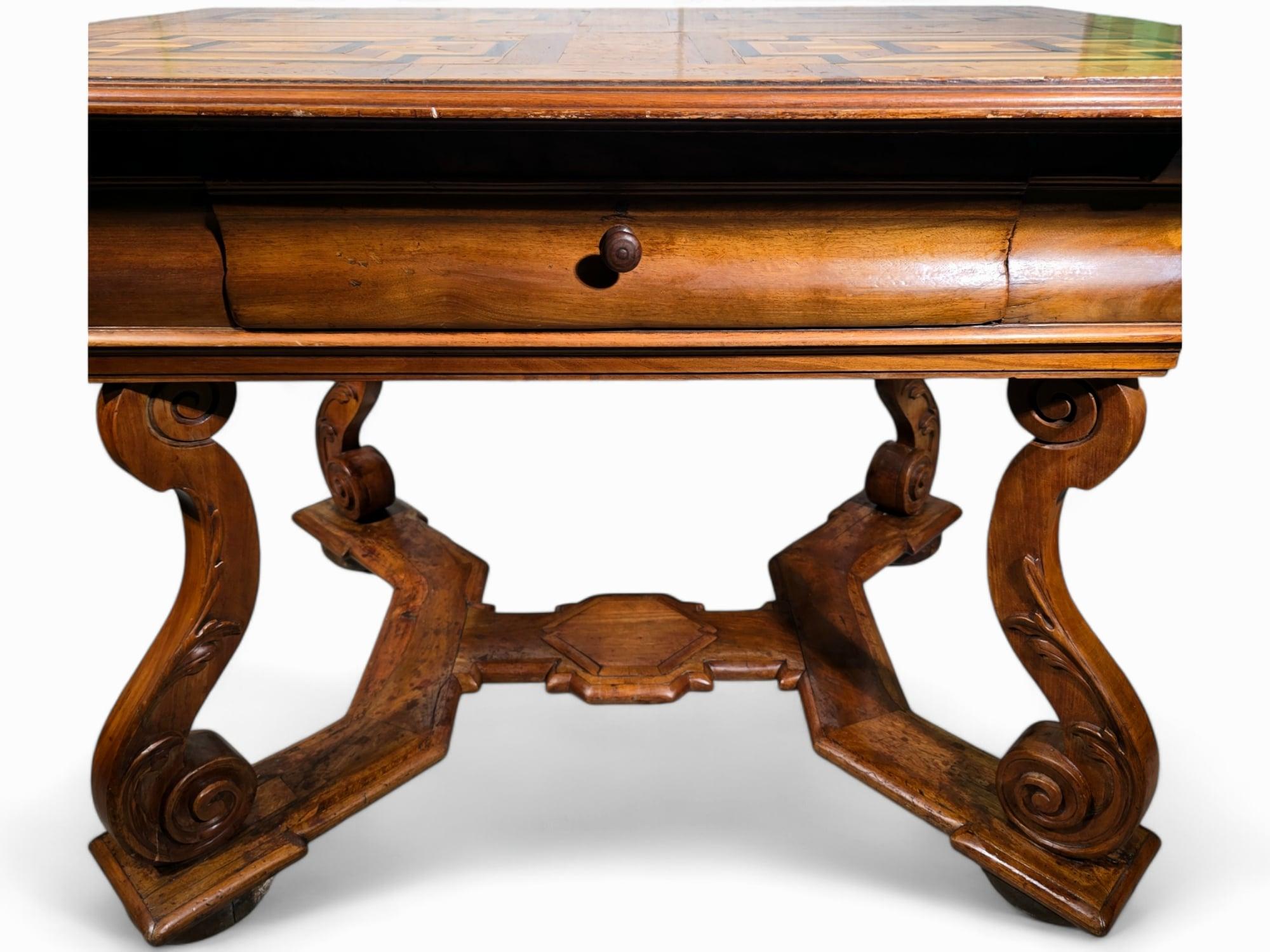 Mesa barroca alemana del siglo XVIII Madera frutal en venta