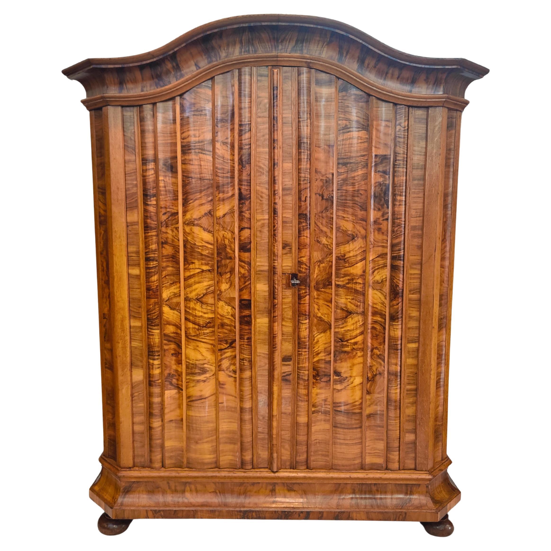 Deutscher Barockschrank des 18. Jahrhunderts - Nürnberger Wellenschrank in Nussbaum