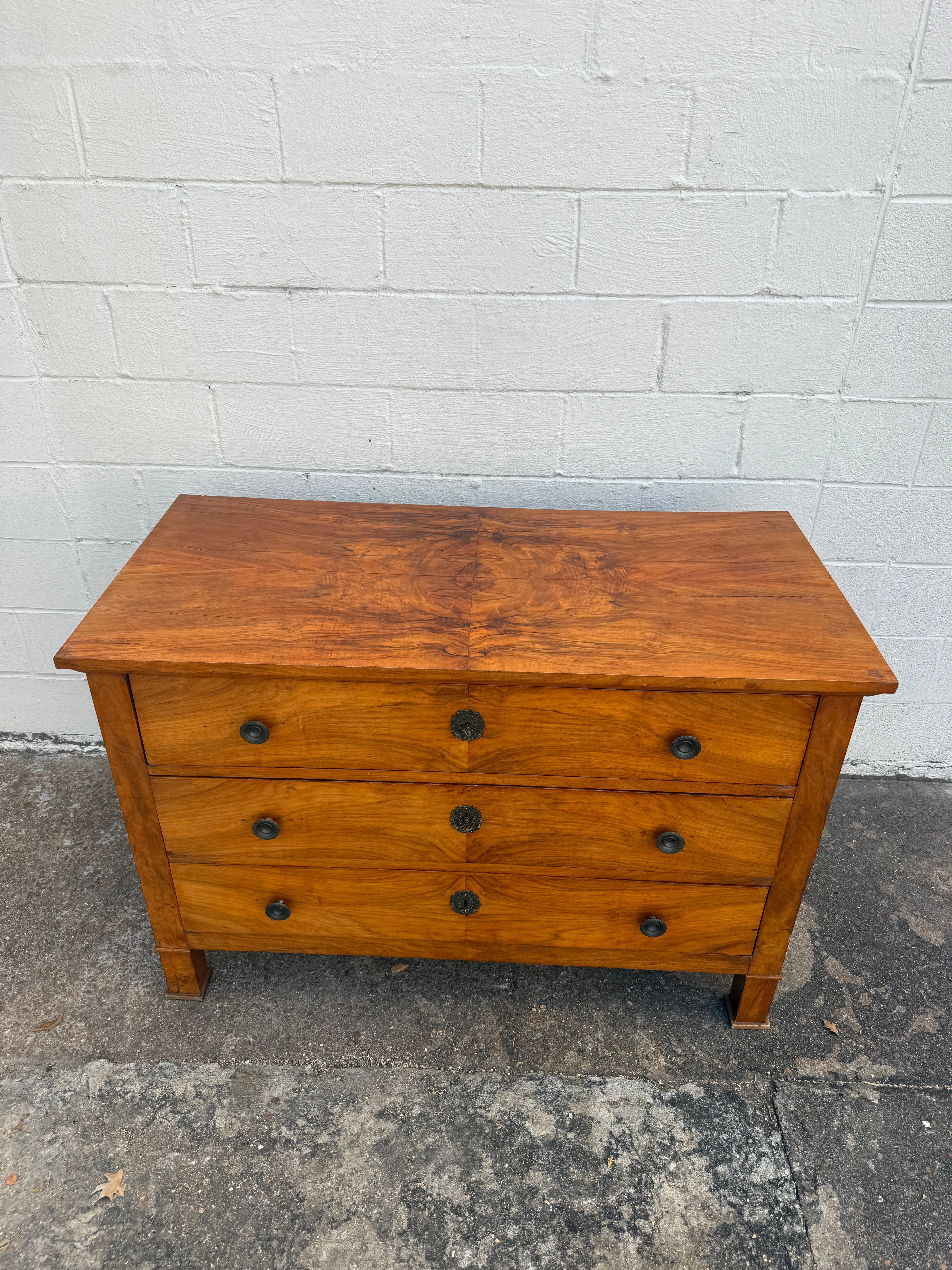 Eleva il tuo spazio con questa squisita toeletta Biedermeier austriaca del XIX secolo, realizzata in noce grezzo invecchiato fino a raggiungere una splendida tonalità dorata. L'eleganza tradizionale dello stile Biedermeier è splendidamente messa in