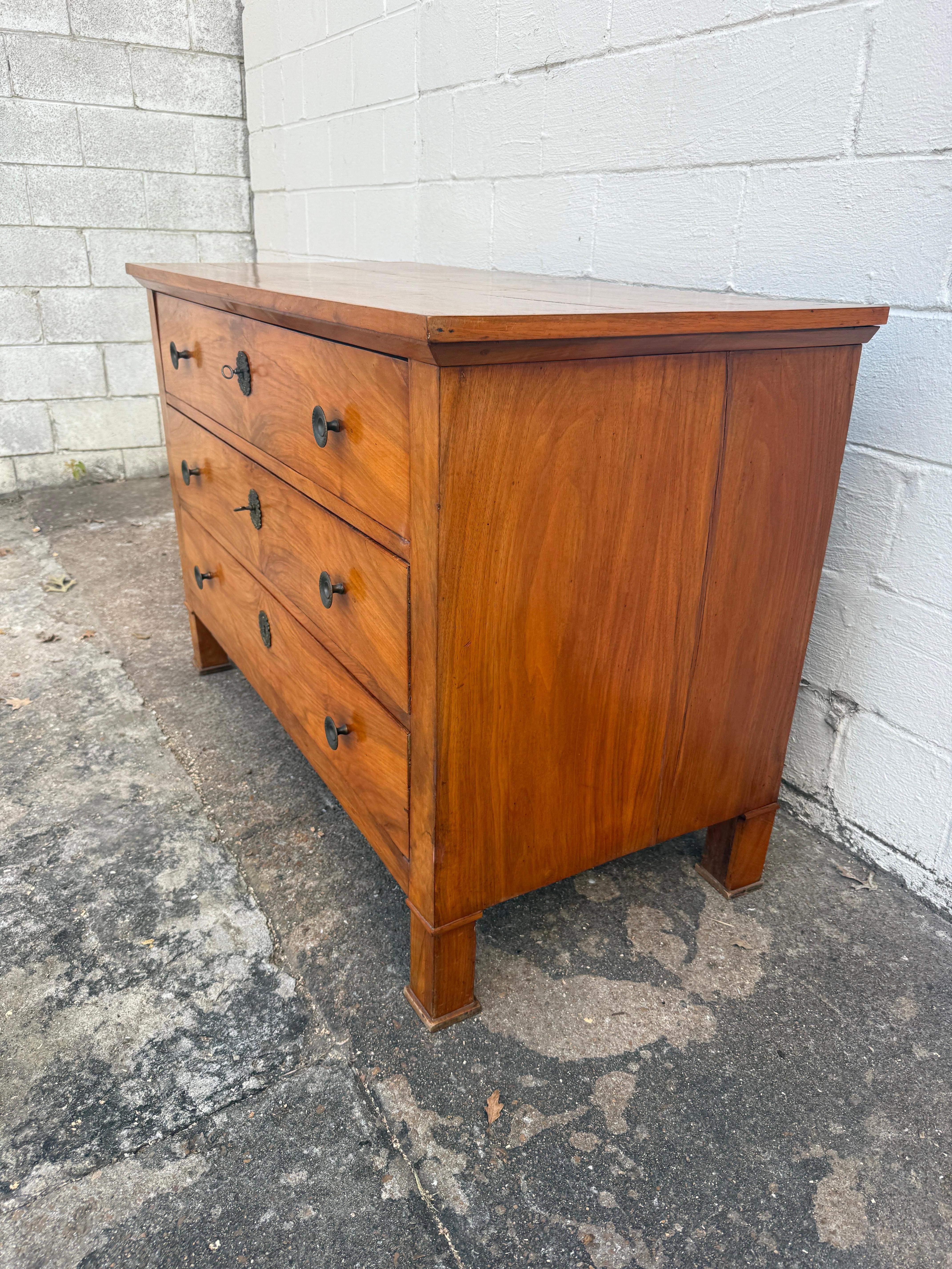 Noce 18th Century German Biedermeier Commode in vendita