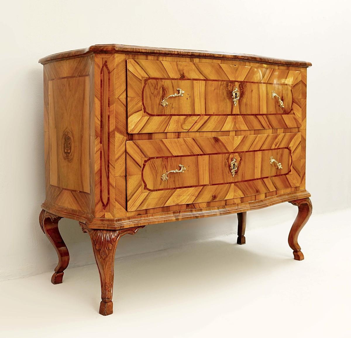 18th century German chest of drawers in walnut.