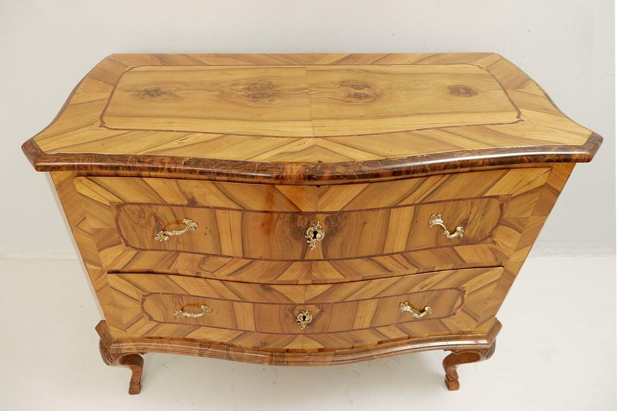 European 18th Century German Chest of Drawers in Walnut For Sale