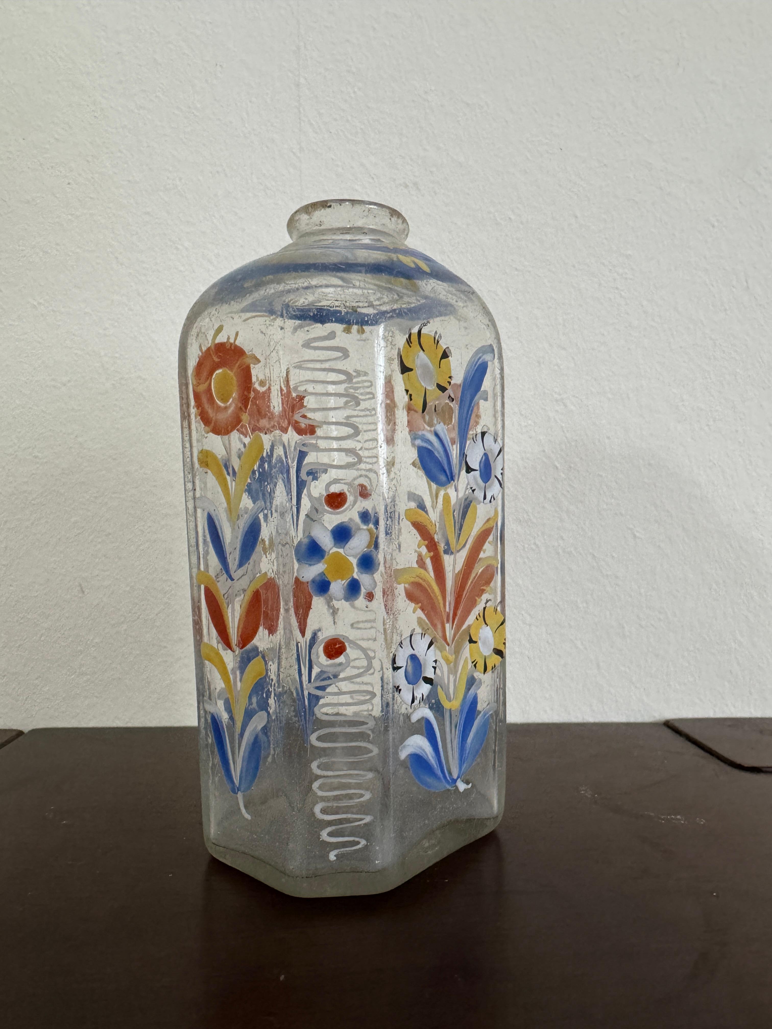 Fatto a mano Bottiglia decorata in vetro trasparente del XVIII secolo in vendita