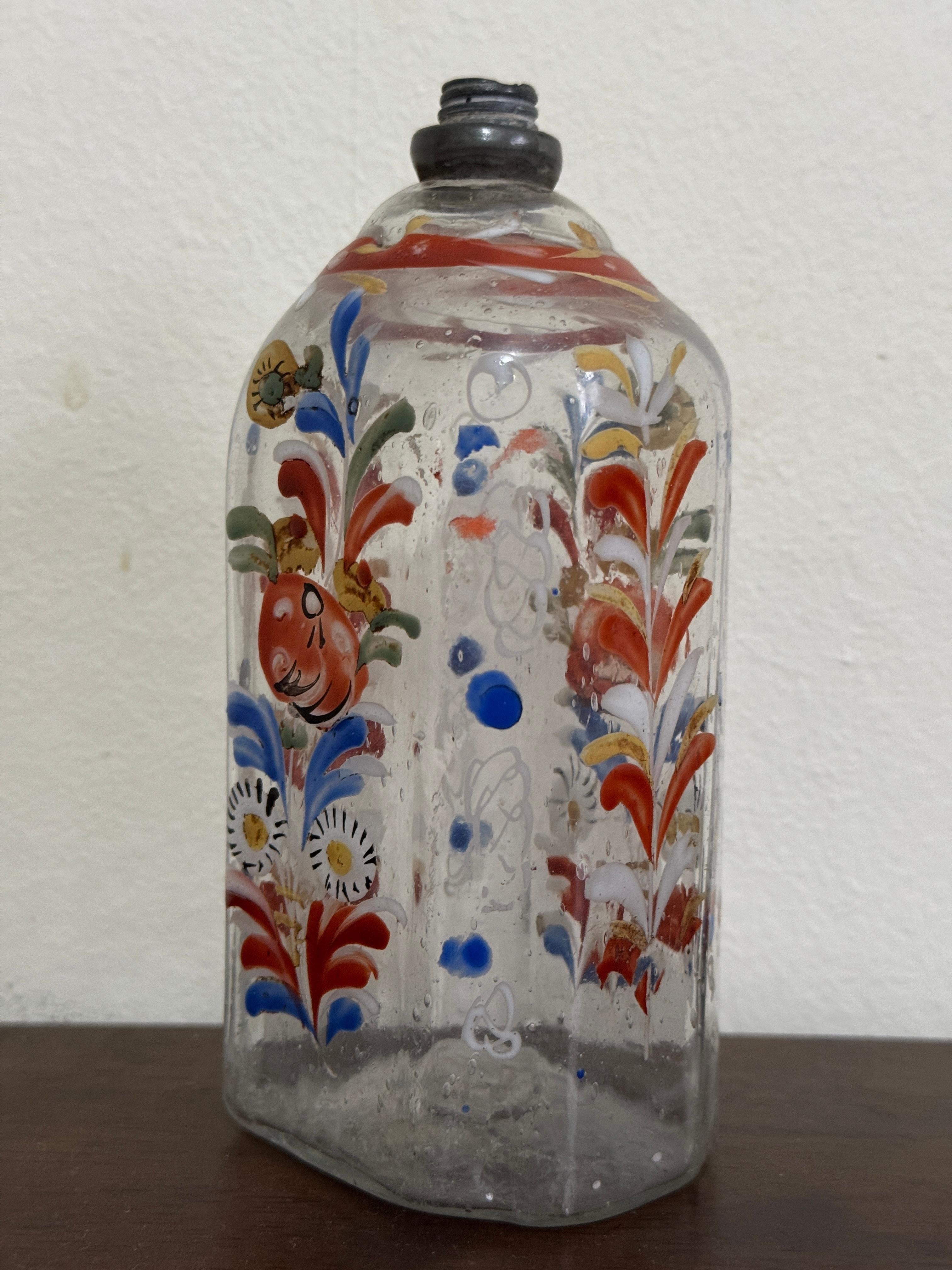 Fatto a mano Bottiglia decorata in vetro trasparente del XVIII secolo in vendita