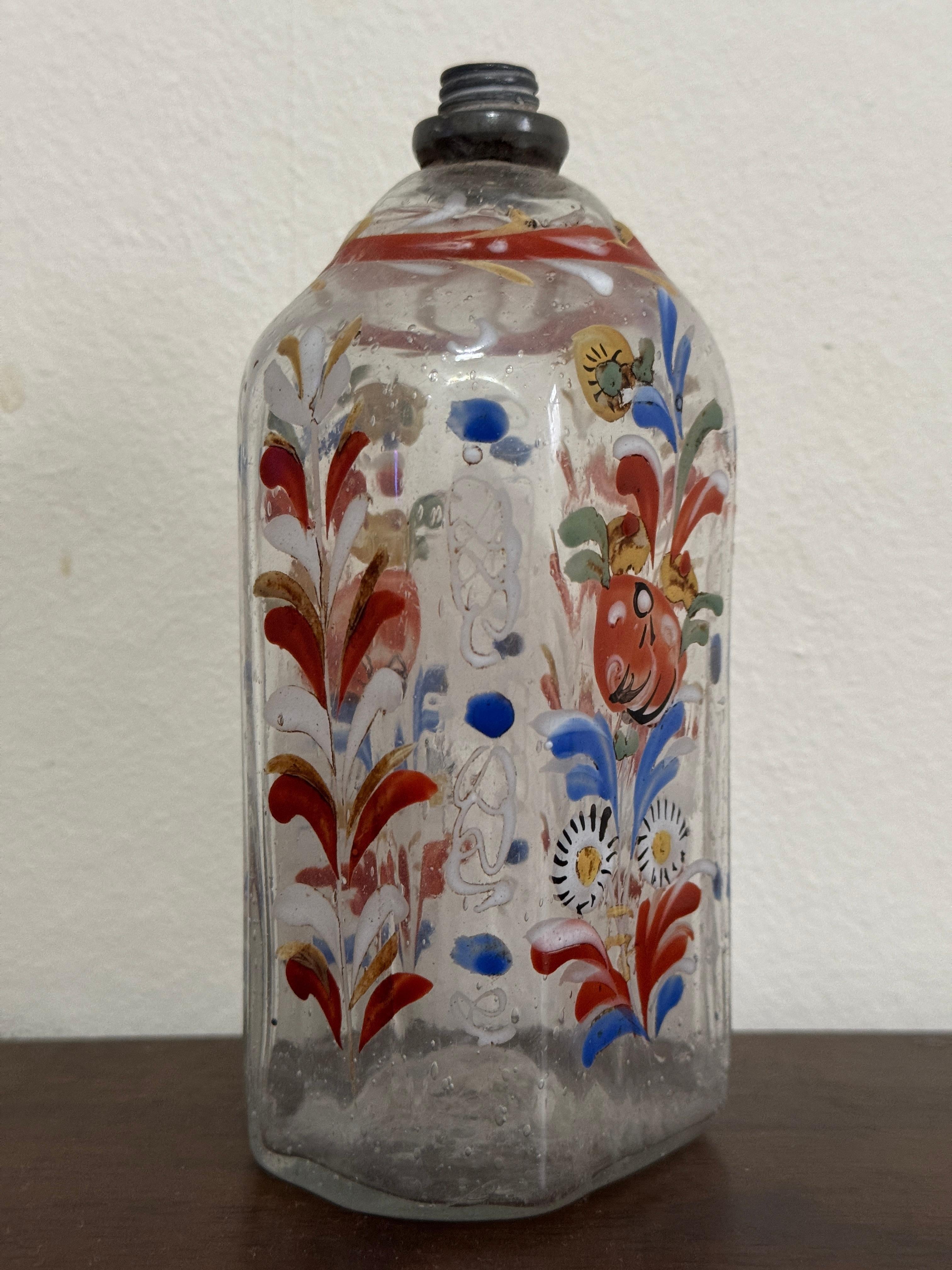 Fino al XVIII secolo Bottiglia decorata in vetro trasparente del XVIII secolo in vendita