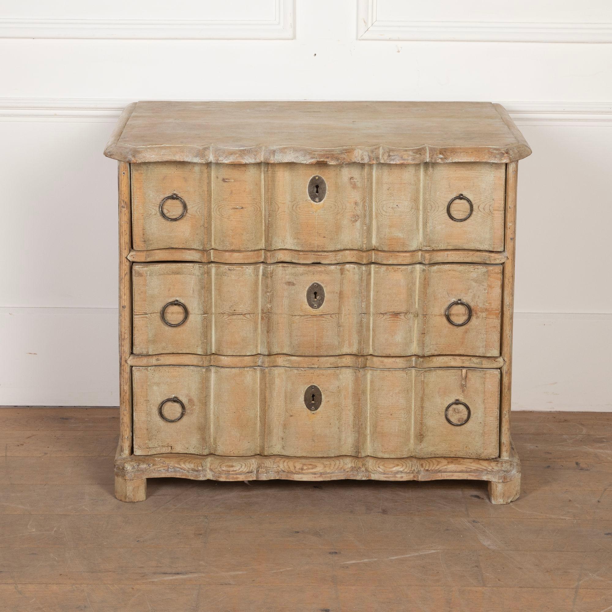 Bellissima commode in pino del XVIII secolo proveniente dalla Germania.

Circa 1780.