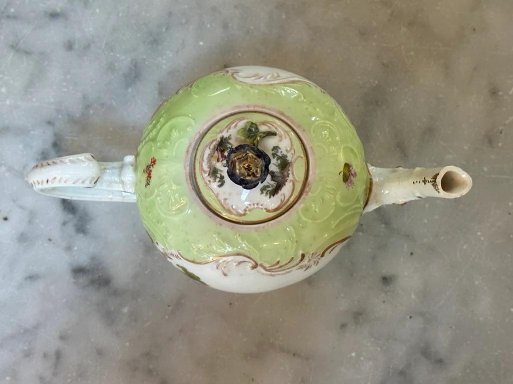 18th Century German Decorated Meissen Teapot In Good Condition For Sale In Charlottesville, VA