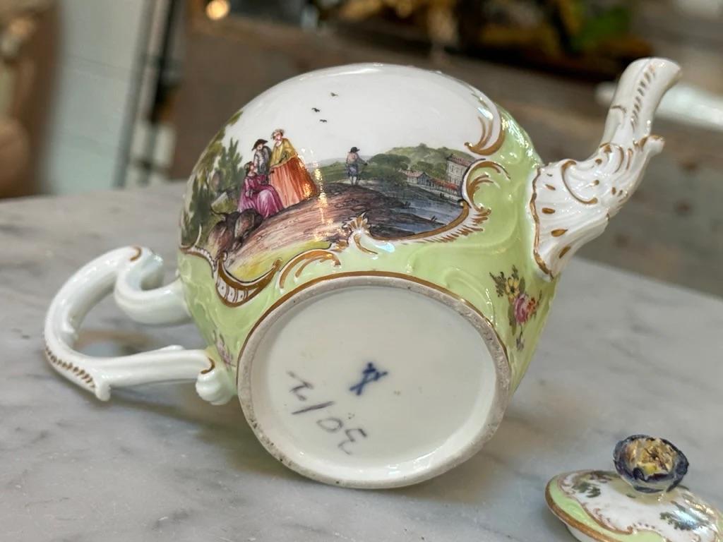 18th Century German Decorated Meissen Teapot For Sale 1