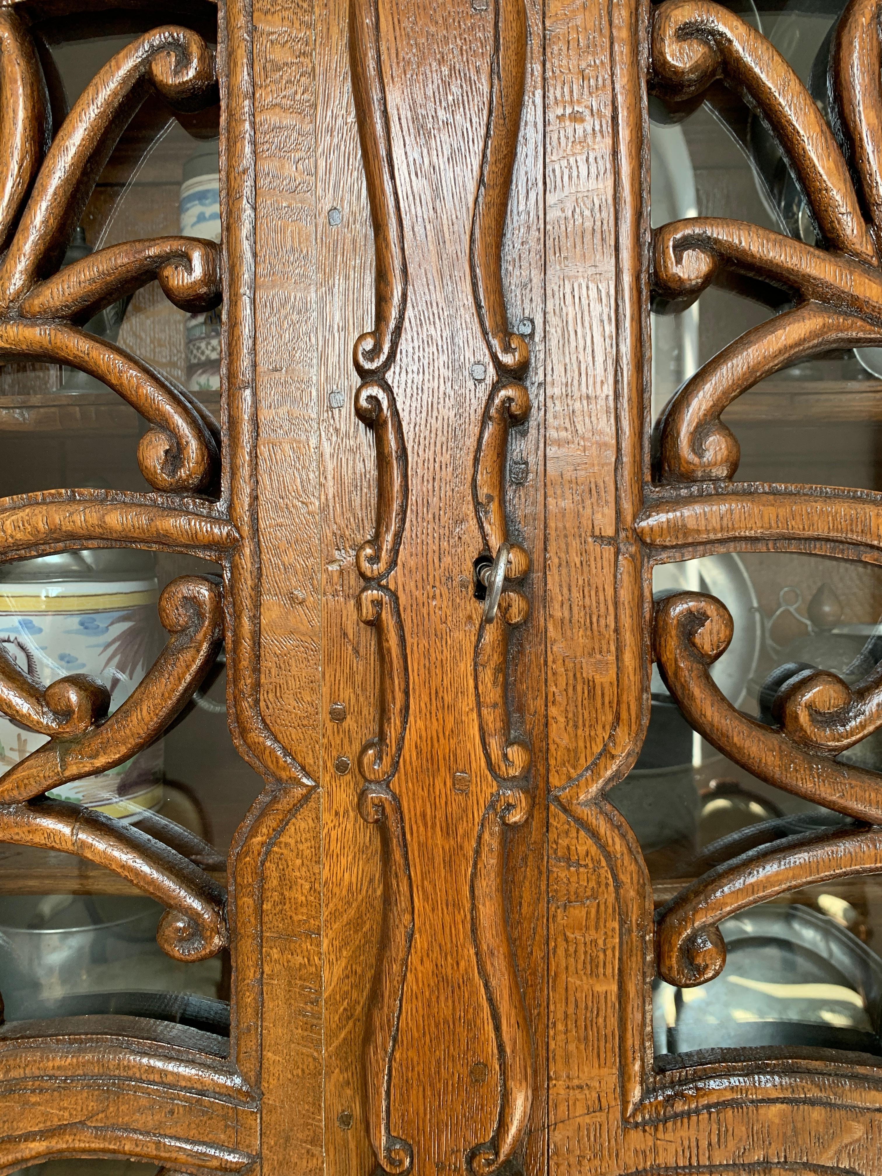 18th Century German Farmhouse Oak Kitchen Display Cabinet In Good Condition In Worpswede / Bremen, DE