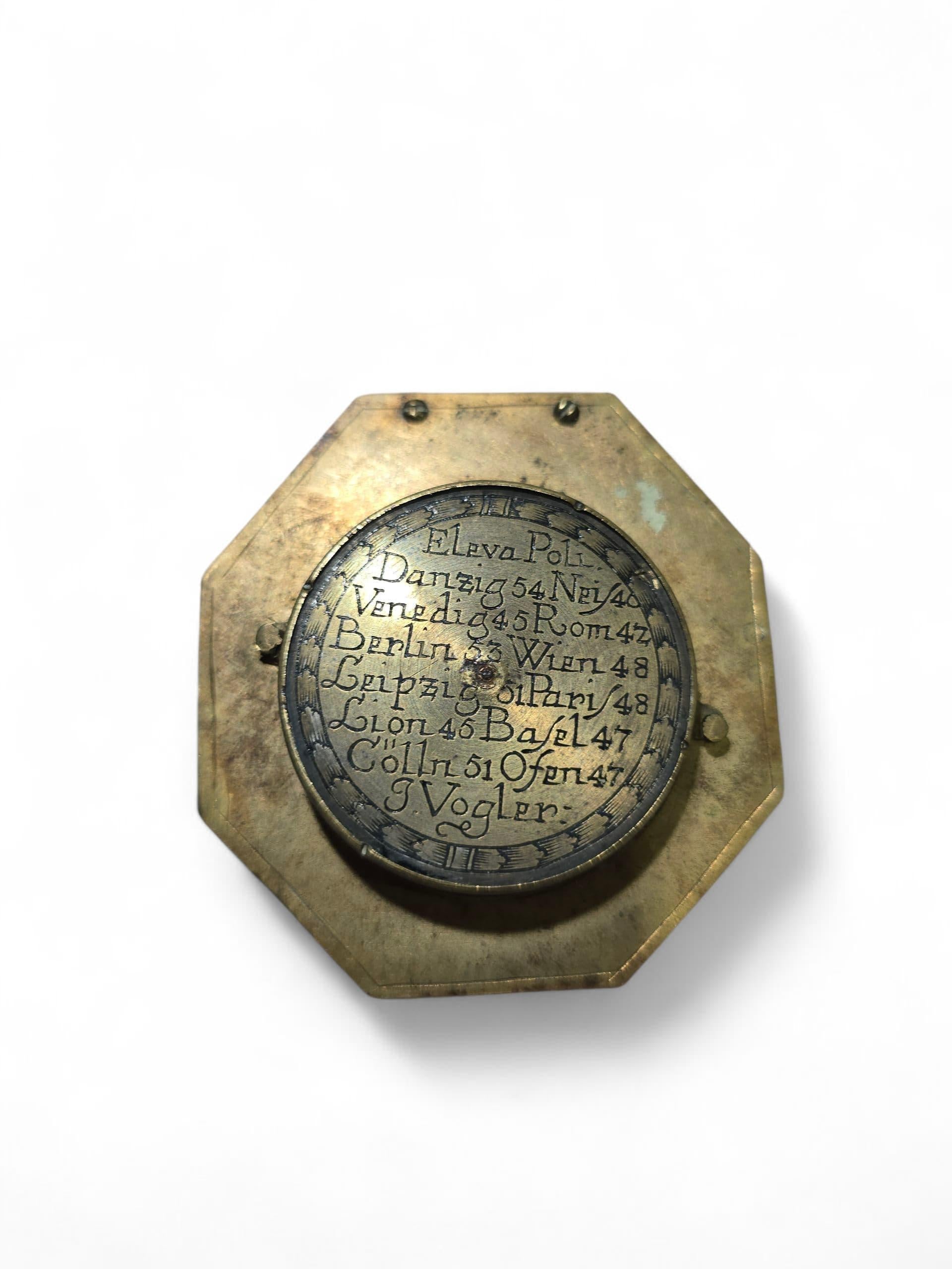 Cadran solaire portatif allemand du 18e siècle en laiton doré signé 