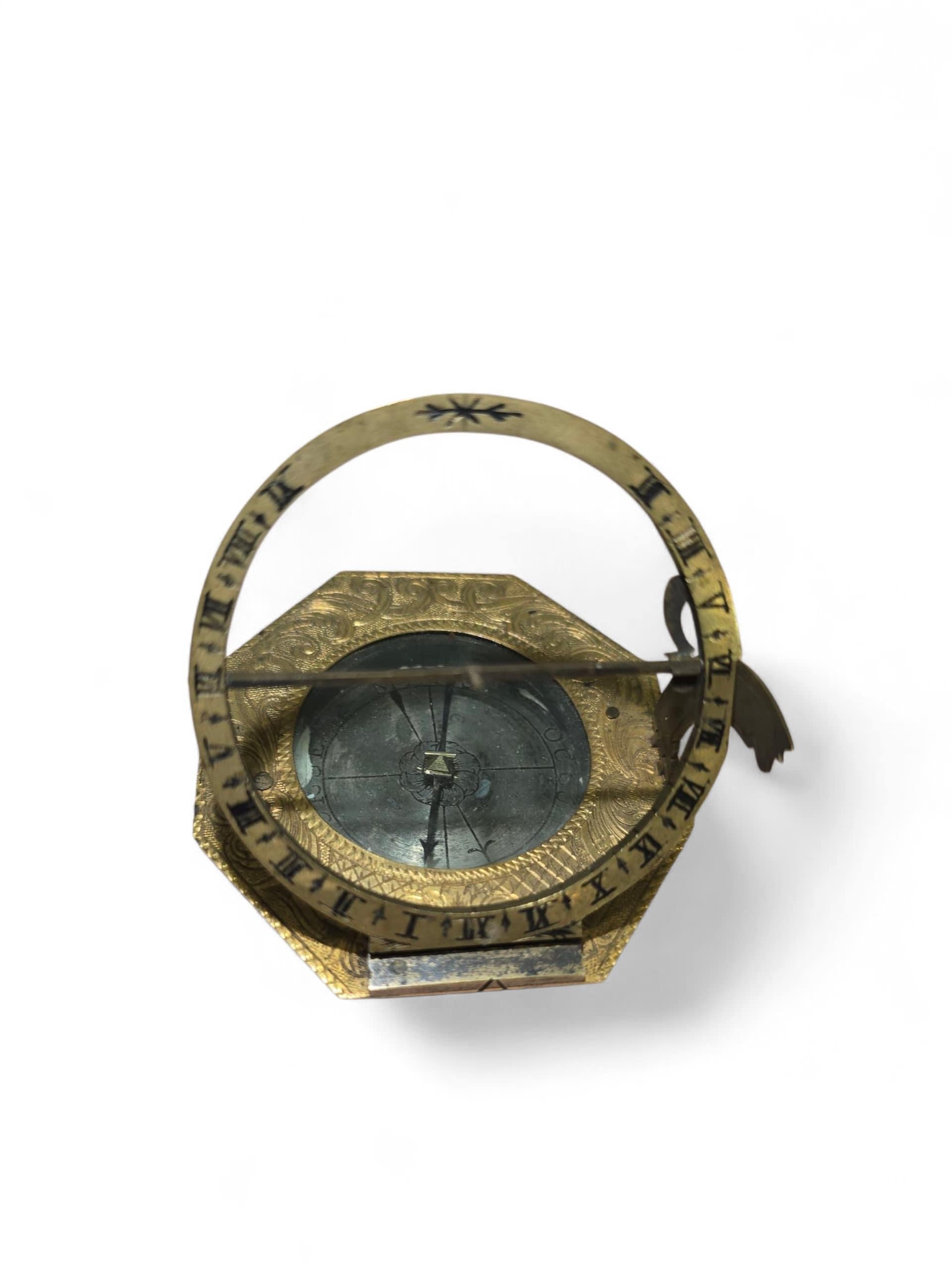 Cadran solaire portatif allemand du 18e siècle en laiton doré signé 