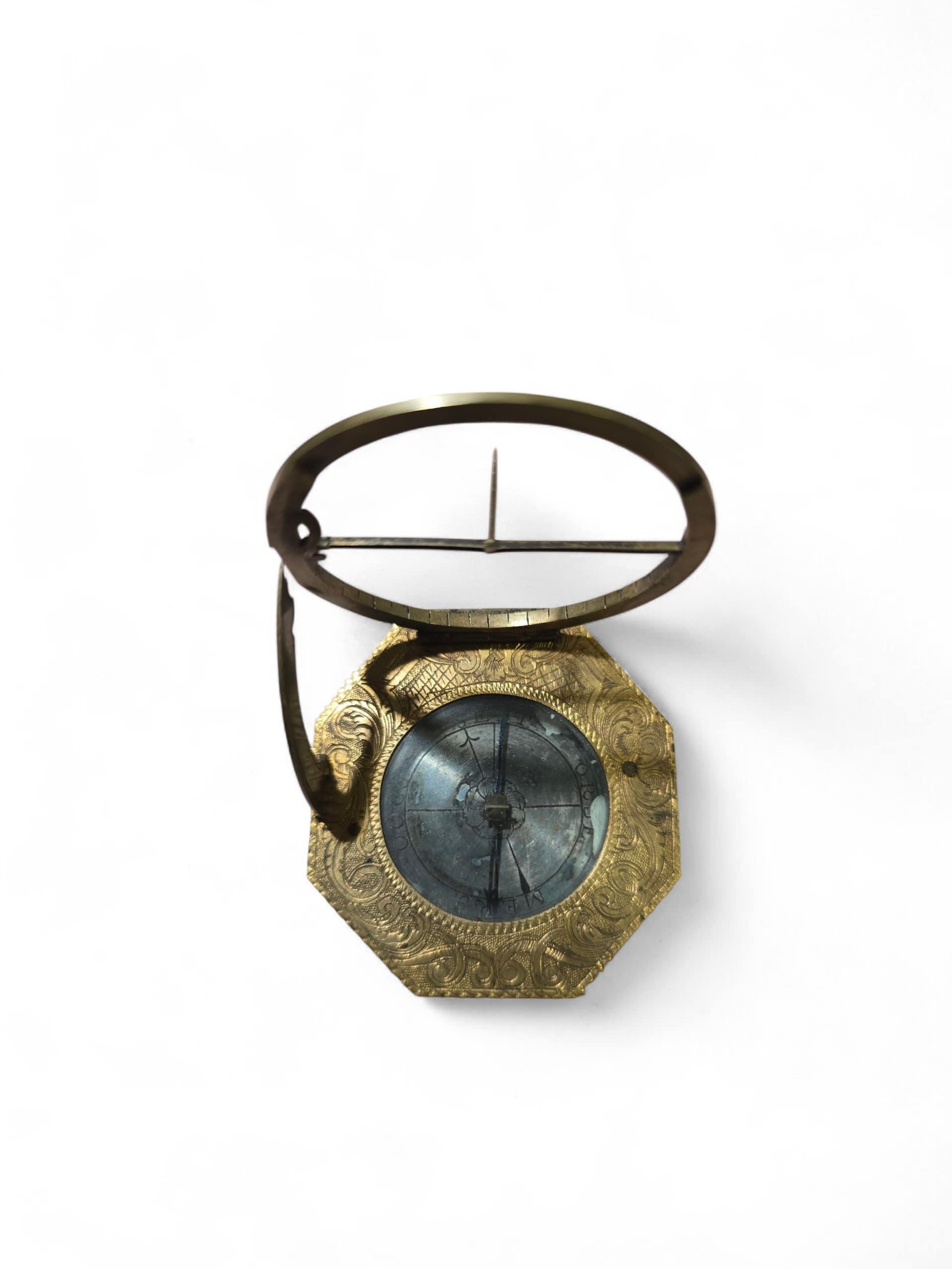 Cadran solaire portatif allemand du 18e siècle en laiton doré signé 