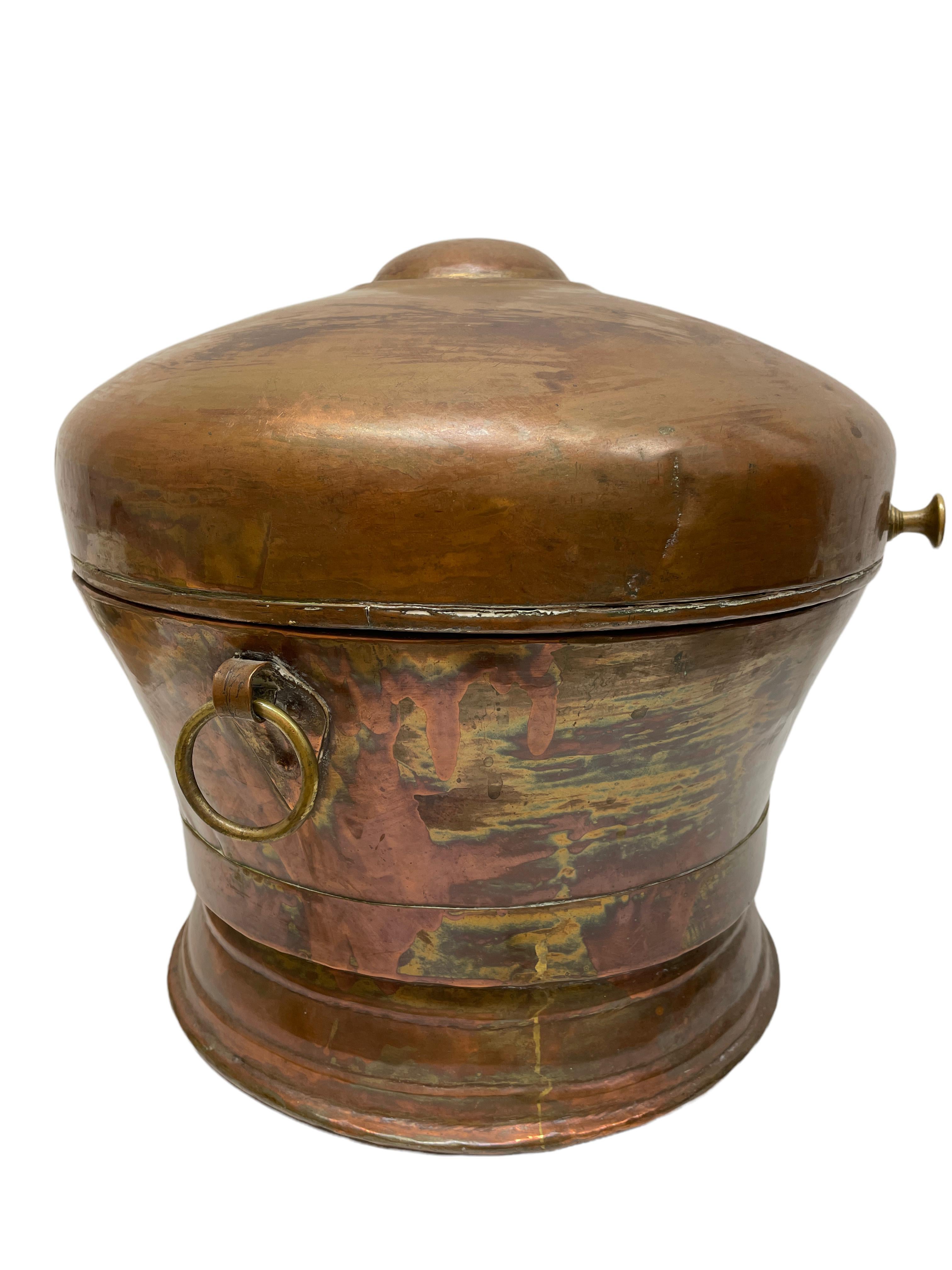 Allemand Boîte à pain allemande du 18ème siècle en cuivre et laiton martelé, outil de cuisine en vente
