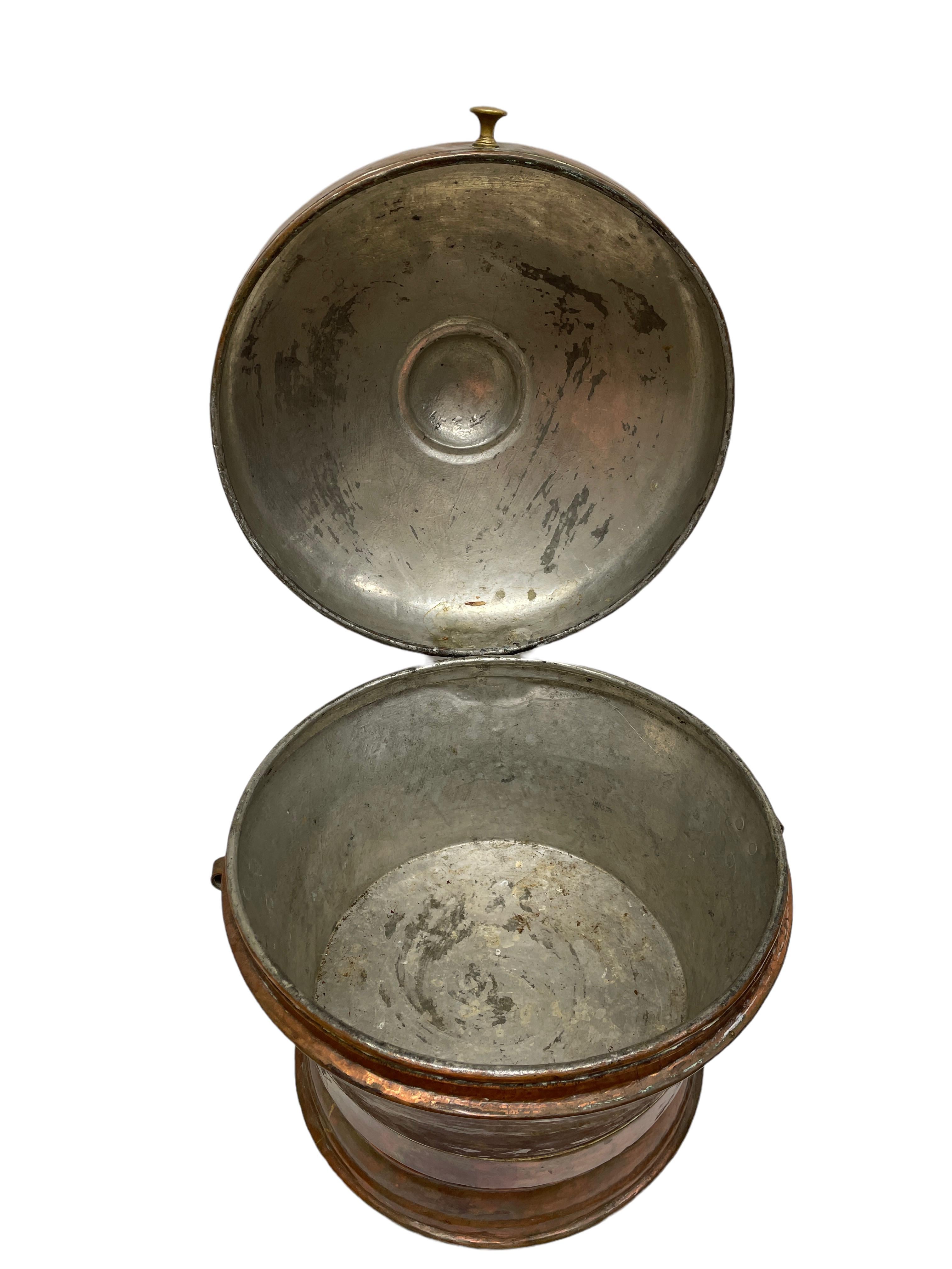 18th Century German Hammered Copper & Brass Bread Box, Kitchen Utensil In Good Condition For Sale In Nuernberg, DE