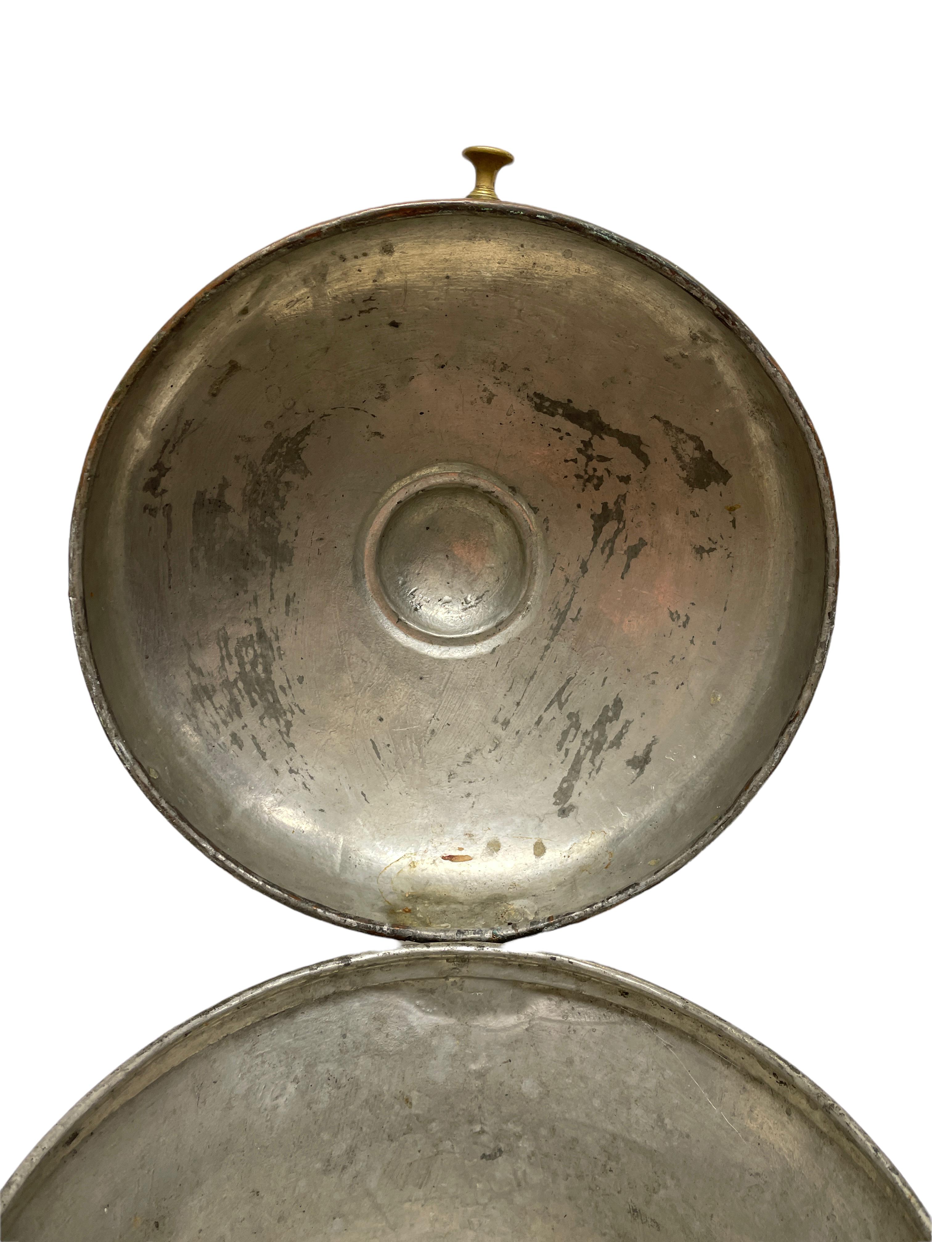Boîte à pain allemande du 18ème siècle en cuivre et laiton martelé, outil de cuisine en vente 1