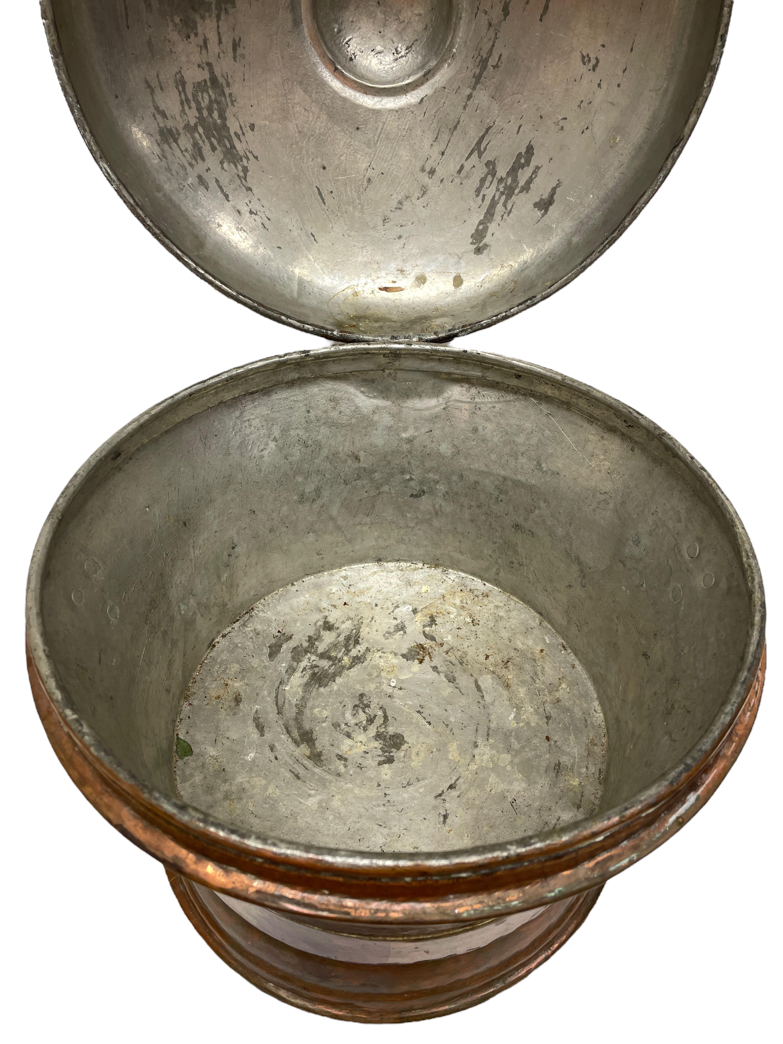 Boîte à pain allemande du 18ème siècle en cuivre et laiton martelé, outil de cuisine en vente 2