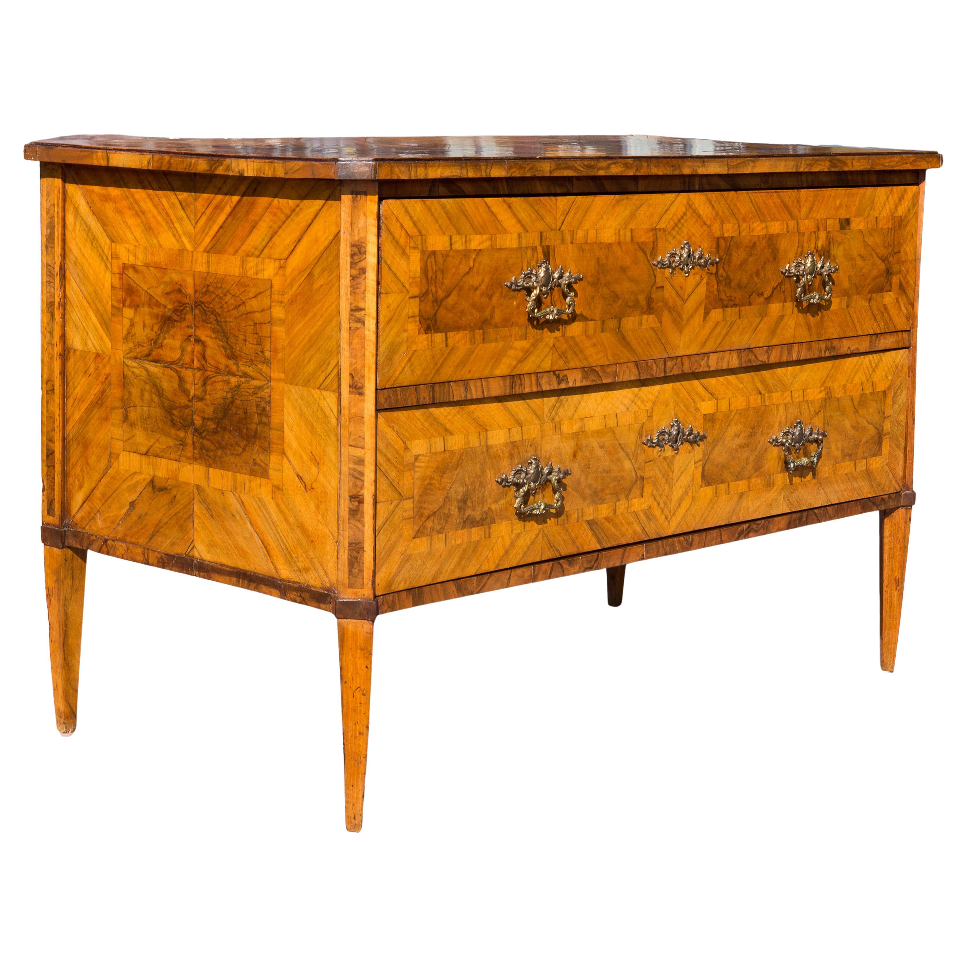 Commodo neoclassico tedesco a due cassetti impiallacciato in noce. Buona finitura antica con colore ricco, circa 1790. Serrature originali forgiate a mano. I cassetti scorrono bene. Contatta Joseph Dasta Antiques per conoscere le opzioni di