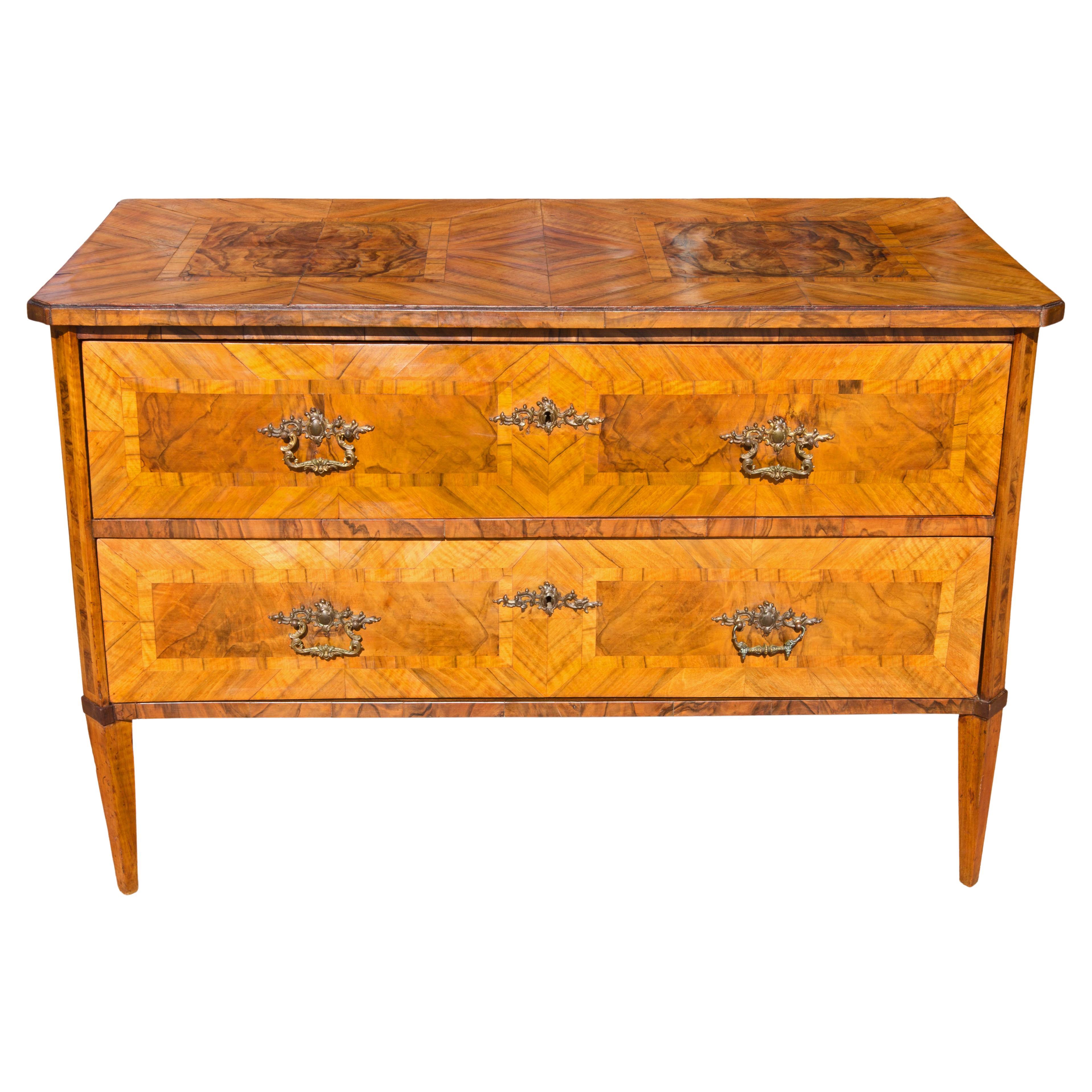Commode in legno di noce neoclassico tedesco del XVIII secolo In condizioni buone in vendita a Rochester, NY